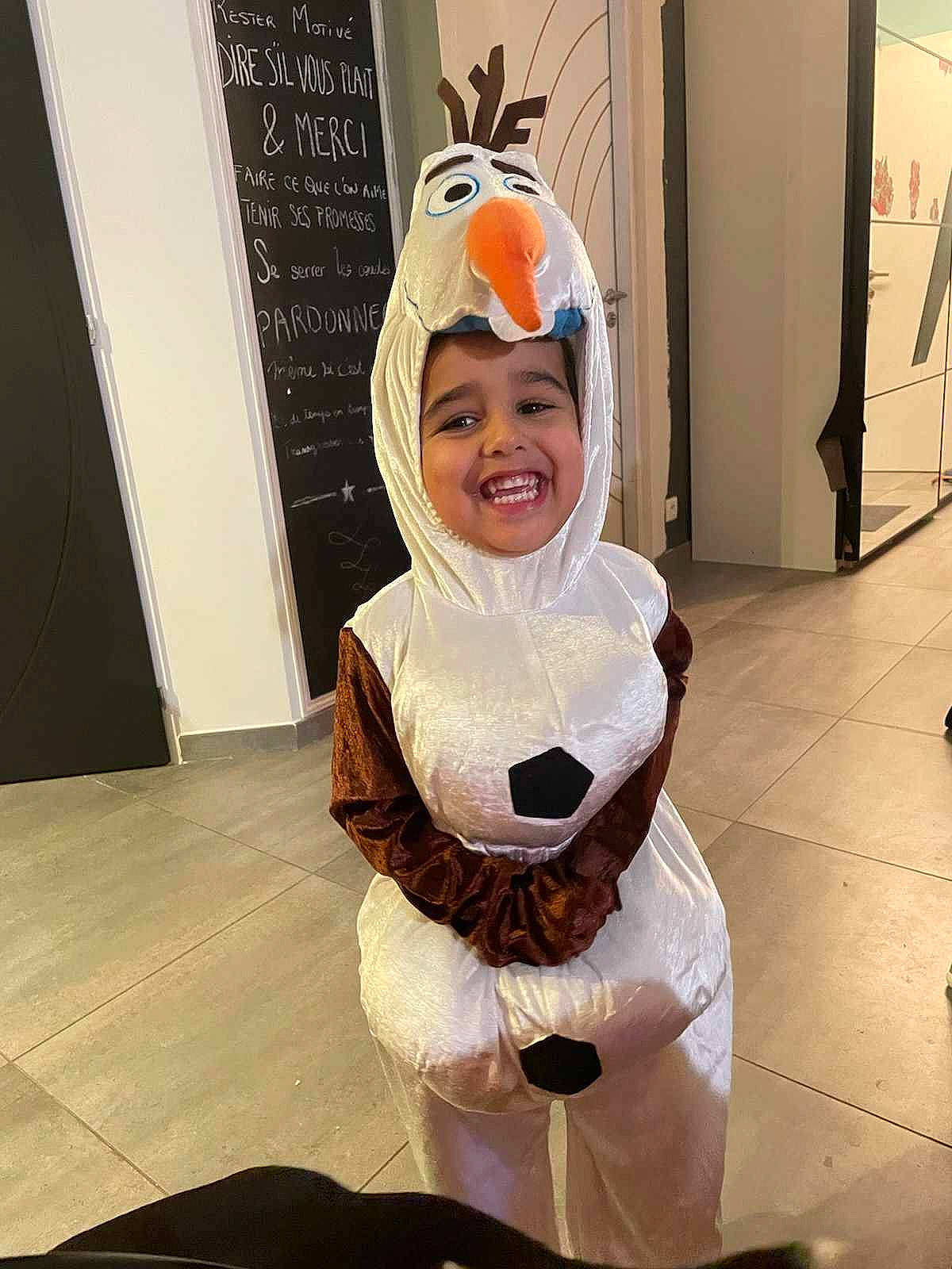 Nassim a rejoint le concours — aidez-le/la à gagner de superbes lots ! baby, cap, chair, chef, child, cook, costume, costume_hat, fashion_design, flooring, fun, fur, glove, happy, headgear, headwear, joy, person, room, sitting