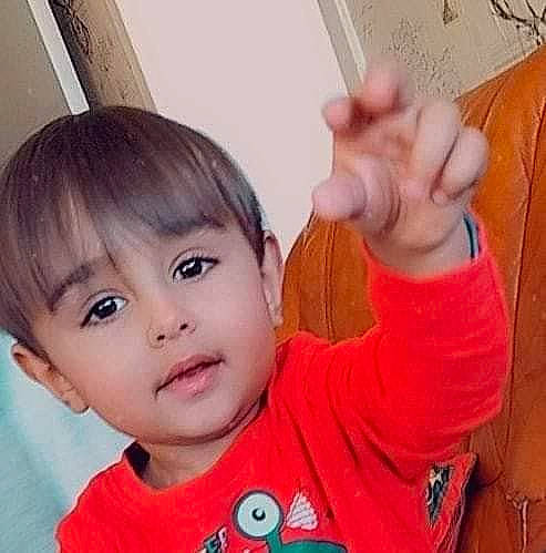 Nassim a rejoint le concours — aidez-le/la à gagner de superbes lots ! arm, cheek, chin, ear, eye, eyebrow, eyelash, finger, gesture, happy, iris, lip, mouth, neck, nose, organ, person, skin, sleeve, thumb