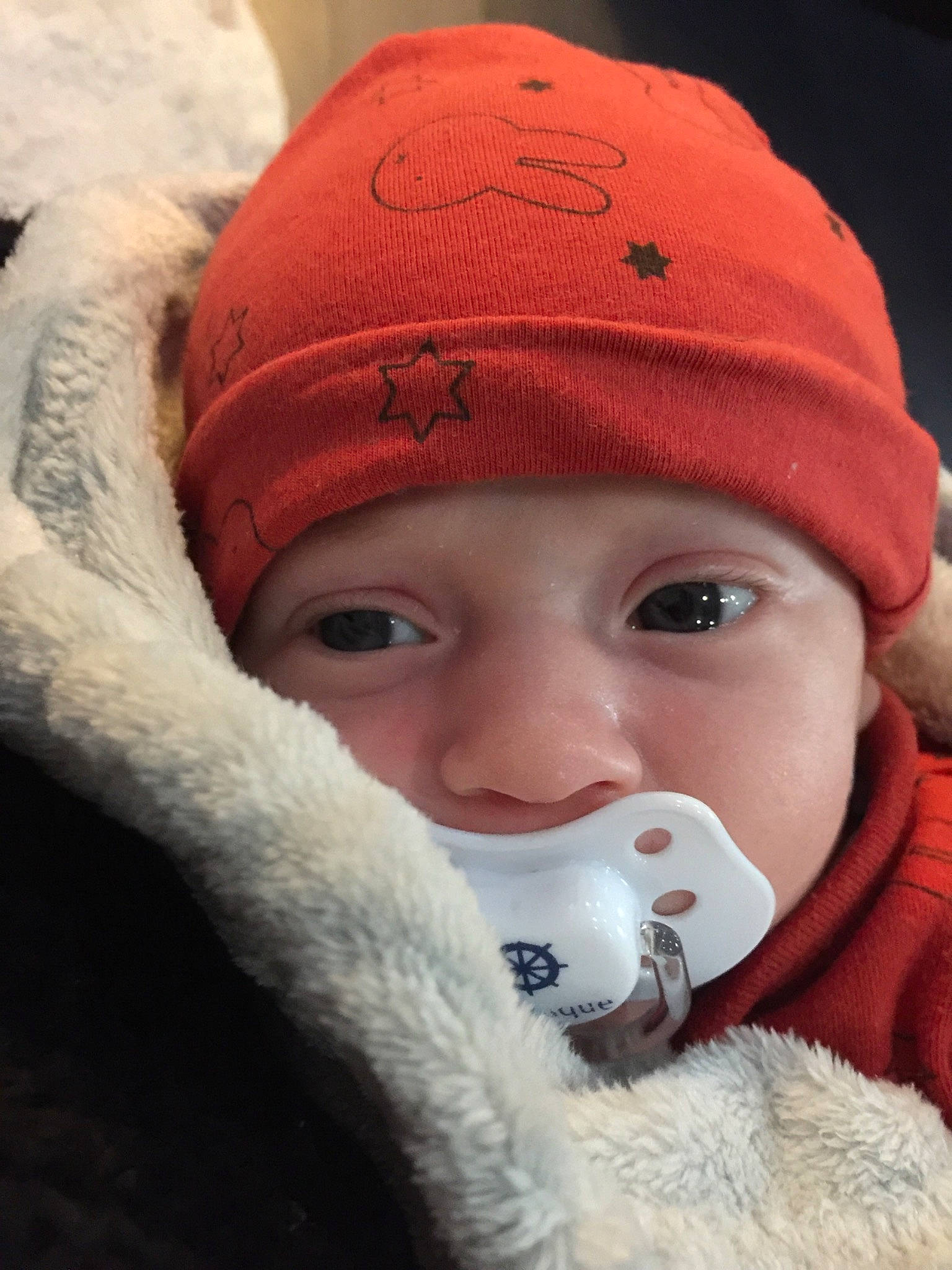 Menzo a rejoint le concours — aidez-le/la à gagner de superbes lots ! baby, baby_toddler_clothing, beard, cap, cheek, chin, eye, eyebrow, eyelash, face, facial_expression, head, headgear, headwear, lip, mouth, nose, organ, outerwear, person