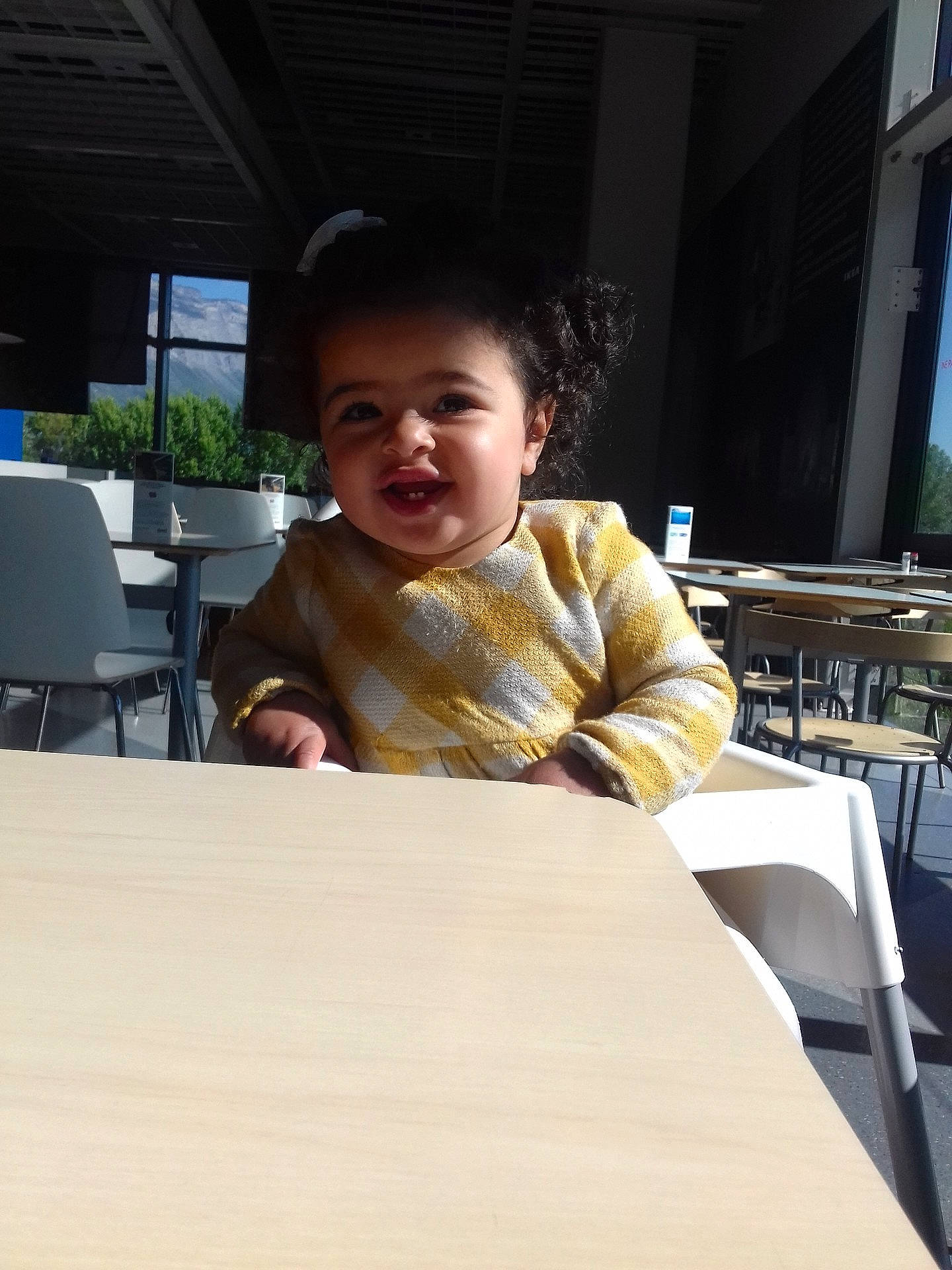 Tasneem a rejoint le concours — aidez-le/la à gagner de superbes lots ! child, day, design, human_positions, image, male, person, sitting