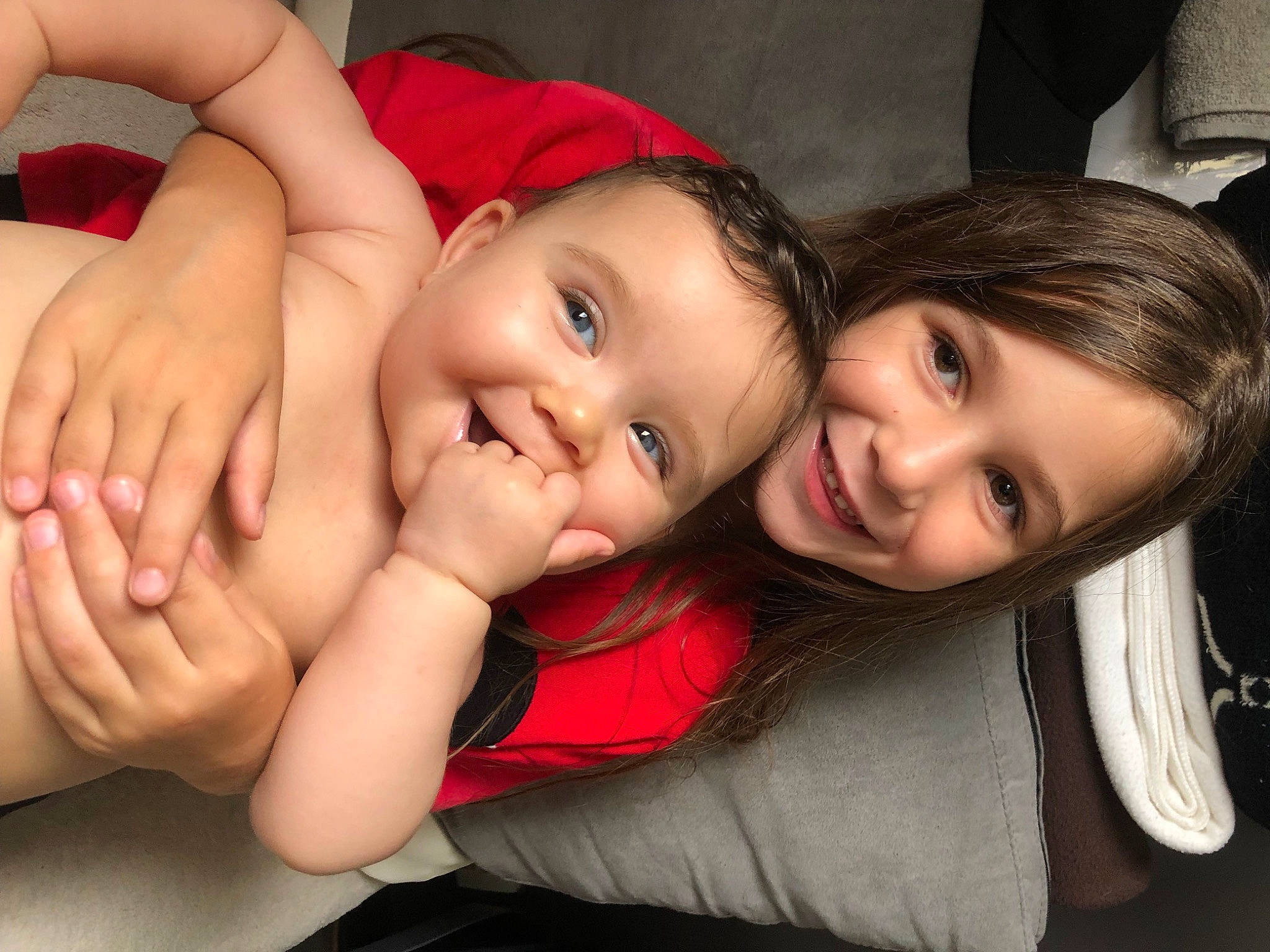 Coline a rejoint le concours — aidez-le/la à gagner de superbes lots ! cheek, chin, comfort, eye, eyebrow, face, facial_expression, finger, flash_photography, fun, gesture, happy, head, joy, lip, mammal, mouth, nose, person, skin