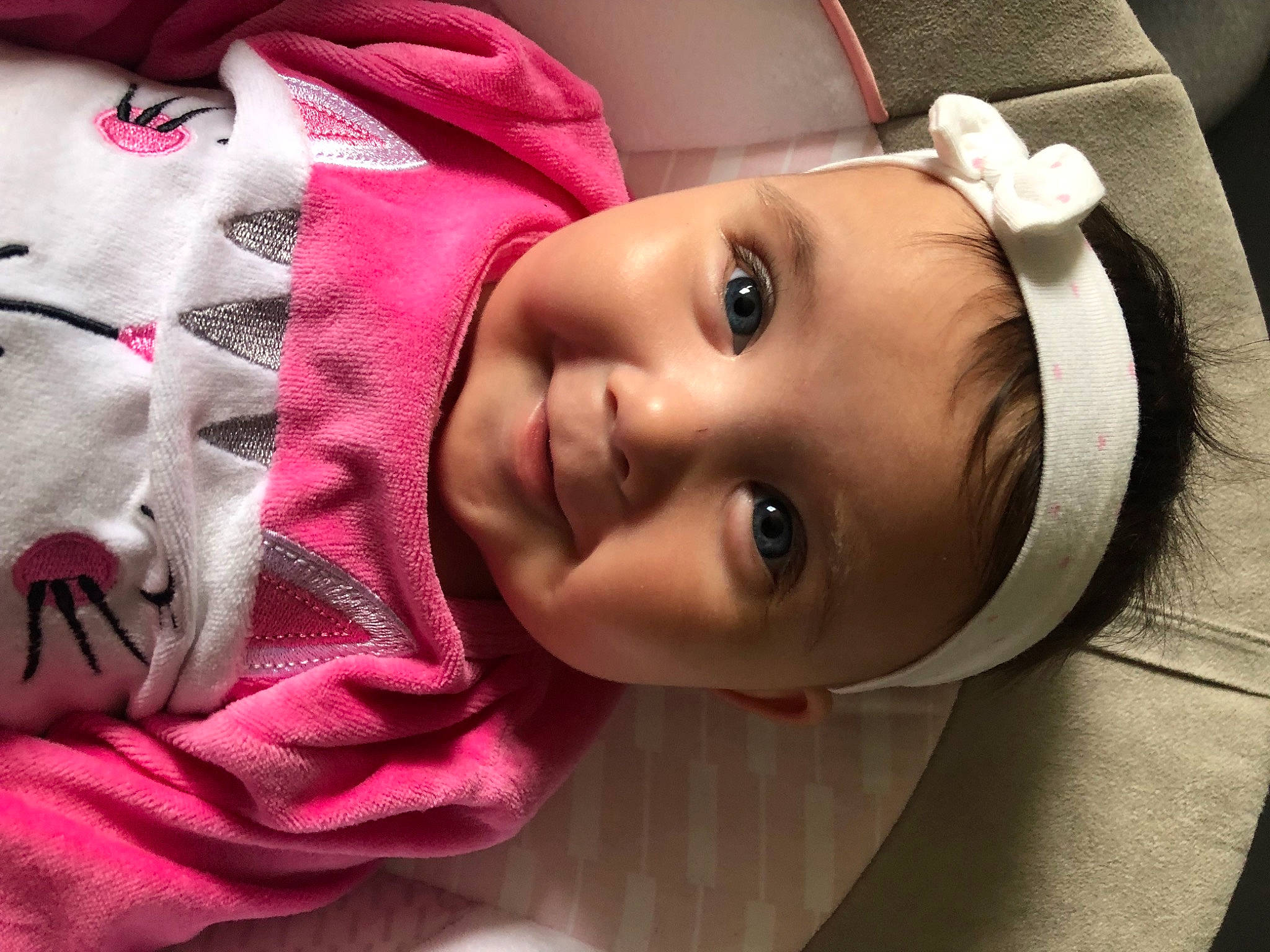 Coline a rejoint le concours — aidez-le/la à gagner de superbes lots ! baby, cheek, chin, cool, dress, eye, eyebrow, eyelash, face, facial_expression, hat, headwear, lip, mouth, nose, person, pink, plant, skin, sleeve