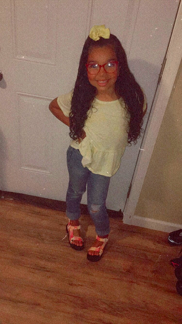 Millani is registered to the contest to win money with this photo: beard, cool, eyewear, fashion_design, floor, flooring, glasses, hair, happy, hardwood, jeans, joy, knee, long_hair, person, shoe, sunglasses, textile, thigh, vision_care