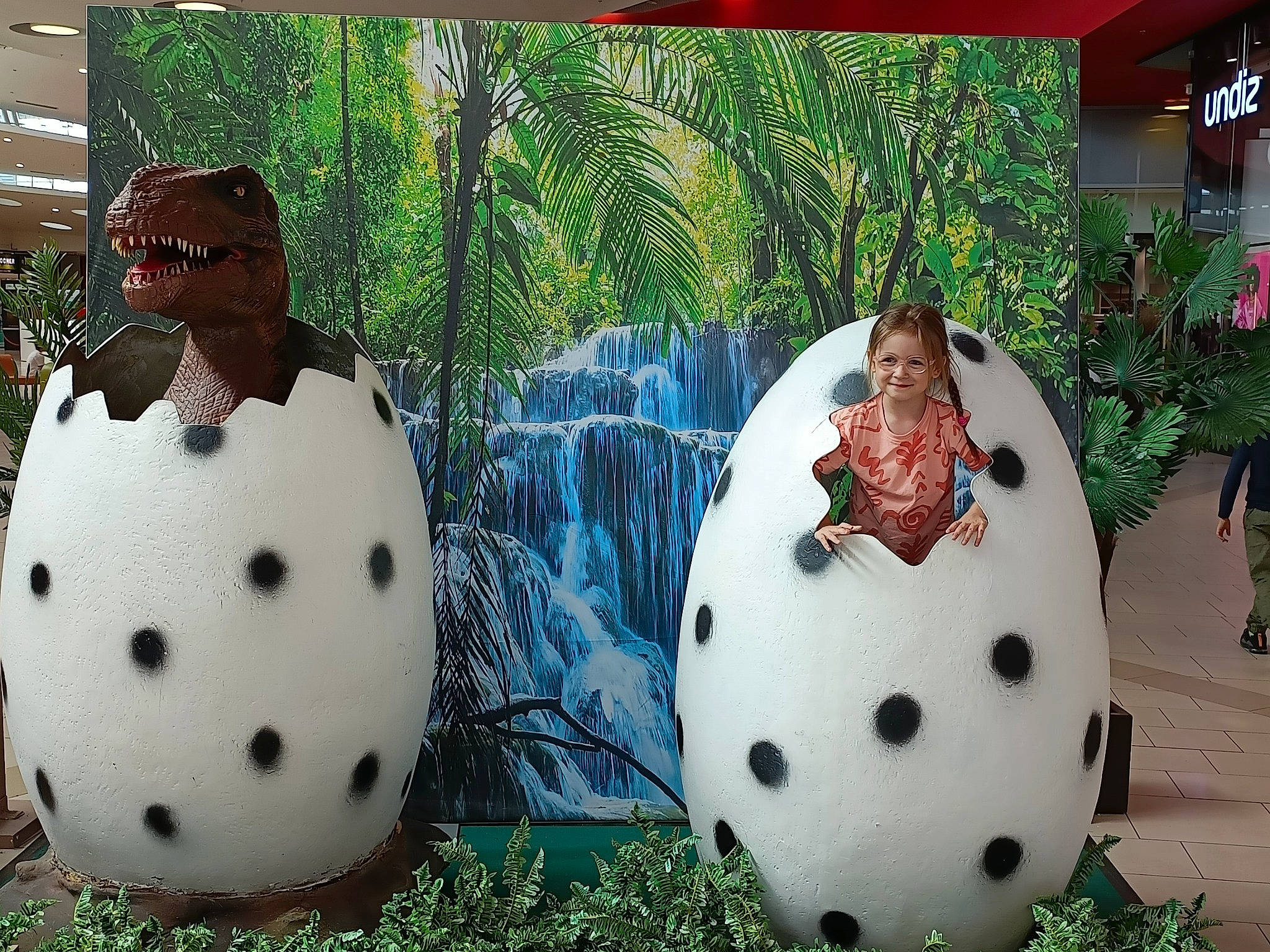 Rosalya a rejoint le concours — aidez-le/la à gagner de superbes lots ! art, ball, christmas_decoration, christmas_ornament, event, games, grass, holiday, illustration, joy, lawn_ornament, leisure, organism, ornament, pattern, person, plant, recreation, sphere, textile