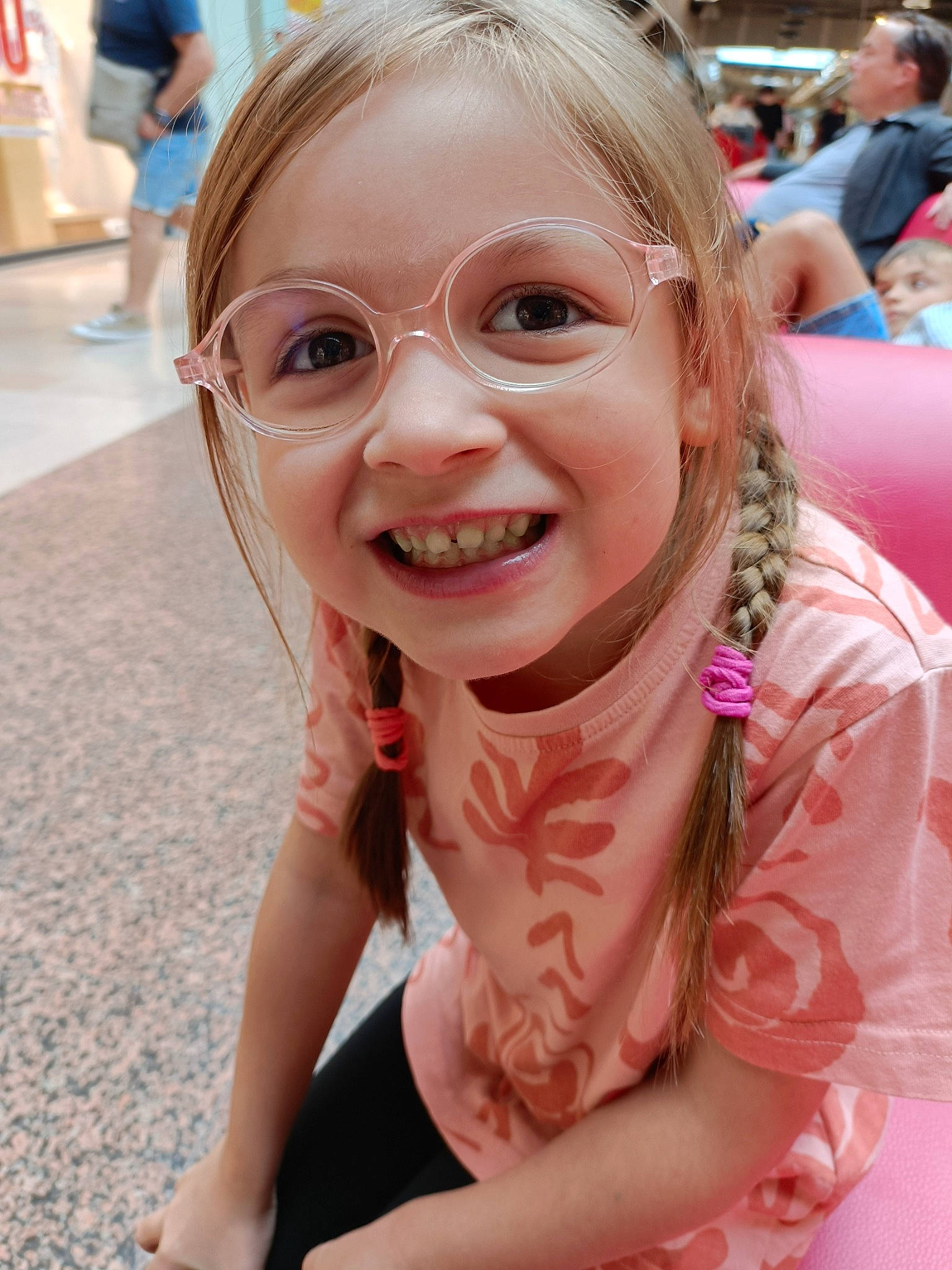 Rosalya participe au concours pour gagner de l'argent avec cette photo : blond, child, event, eyewear, fashion_accessory, fun, gesture, glasses, hairstyle, happy, joy, leisure, lip, mouth, person, pink, recreation, skin, smile, t_shirt