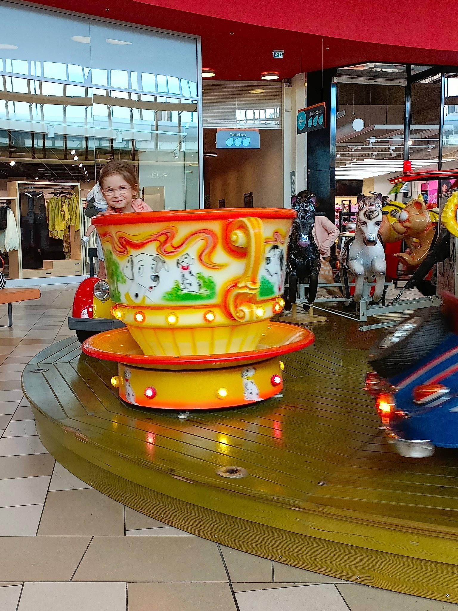 Rosalya a rejoint le concours — aidez-le/la à gagner de superbes lots ! amusement_park, amusement_ride, automotive_design, automotive_wheel_system, building, bumper, event, fair, festival, fun, games, joy, leisure, motor_vehicle, nonbuilding_structure, park, person, recreation, retail, tourist_attraction