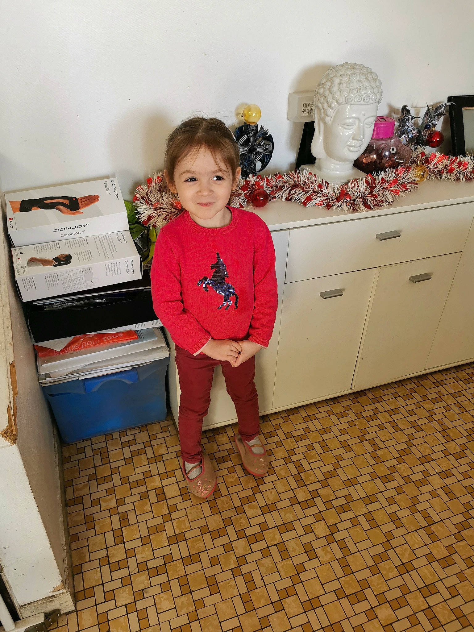 Rosalya a rejoint le concours — aidez-le/la à gagner de superbes lots ! bag, cabinetry, child, cupboard, drawer, eyewear, fashion_design, floor, flooring, happy, joy, kitchen, luggage_and_bags, magenta, person, room, sandal, shoe, sleeve, smile