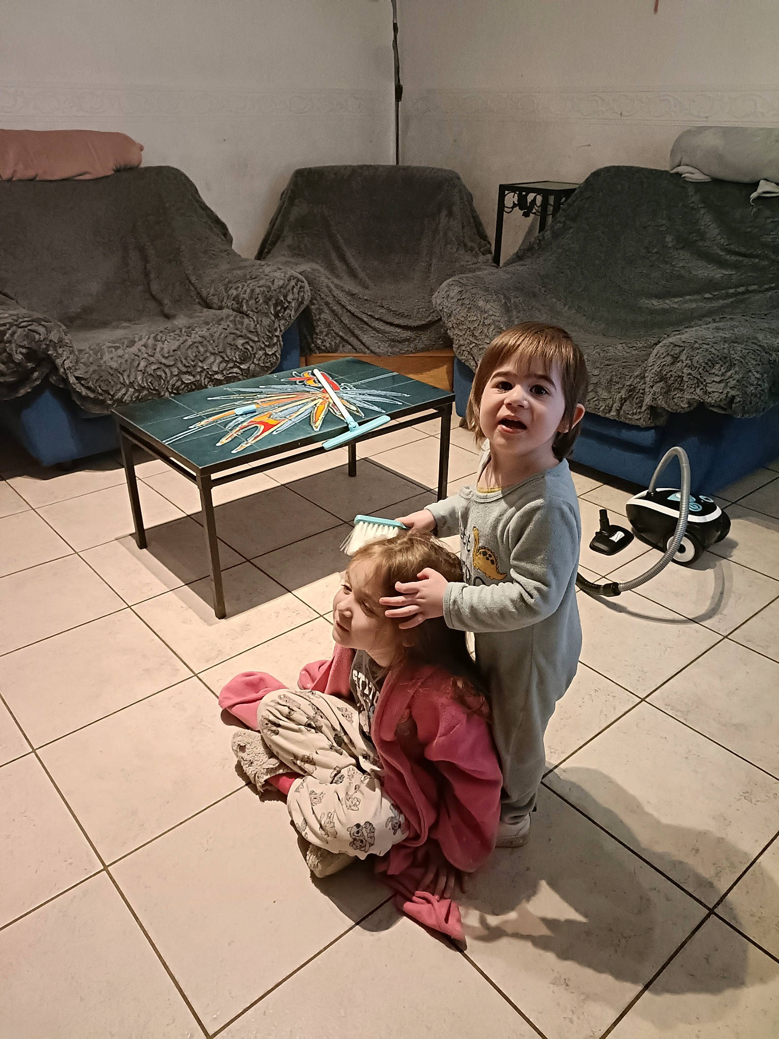 Yonii participe au concours pour gagner de l'argent avec cette photo : baby, child, comfort, companion_dog, couch, face, floor, flooring, fun, furniture, hardwood, leisure, living_room, person, pillow, room, sitting, smile, studio_couch, toddler