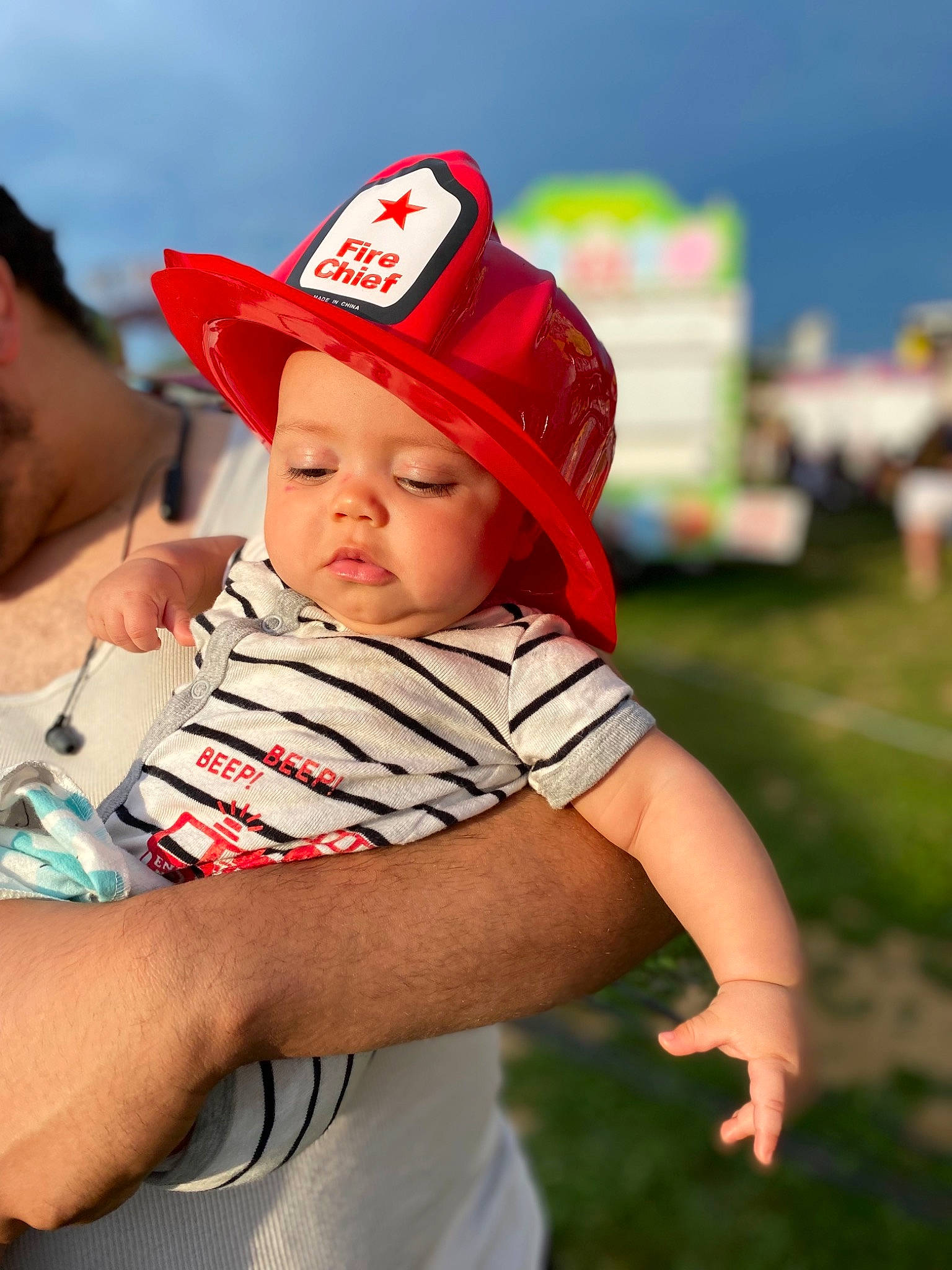 Creed is registered to the contest to win money with this photo: baby, baseball_cap, cap, child, event, fashion_accessory, fun, gesture, grass, happy, hat, headwear, landscape, leisure, person, recreation, shoulder, sky, sun_hat, t_shirt