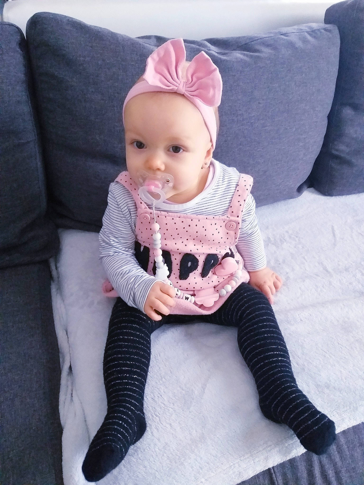 Mia participe au concours pour gagner de l'argent avec cette photo : baby, baby_toddler_clothing, child, child_model, clothing, design, hair_accessory, head, headgear, joy, knitting, leg, pattern, person, pink, product, sitting, skin, textile, tights