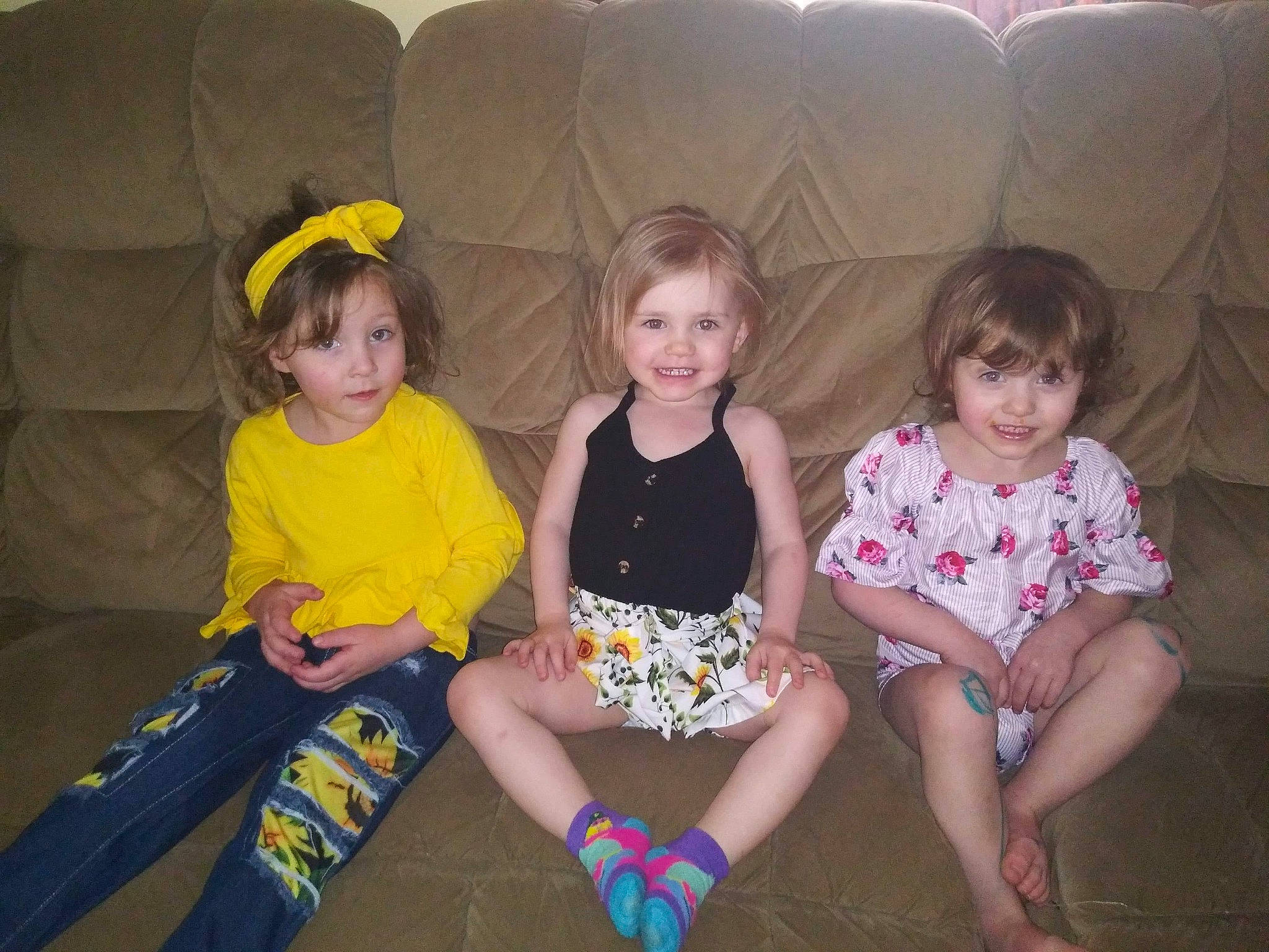 Brealee is registered to the contest to win money with this photo: comfort, couch, face, facial_expression, fun, happy, head, interaction, iris, joy, lap, leg, leisure, organ, person, sharing, shorts, skin, smile, t_shirt