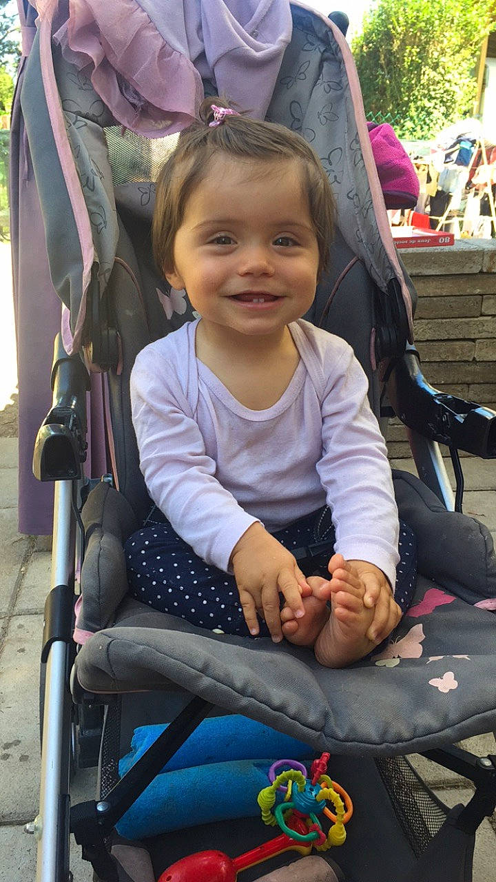 Kenza participe au concours pour gagner de l'argent avec cette photo : baby_carriage, baby_products, car_seat, child, joy, person, product, sitting, smile, toddler