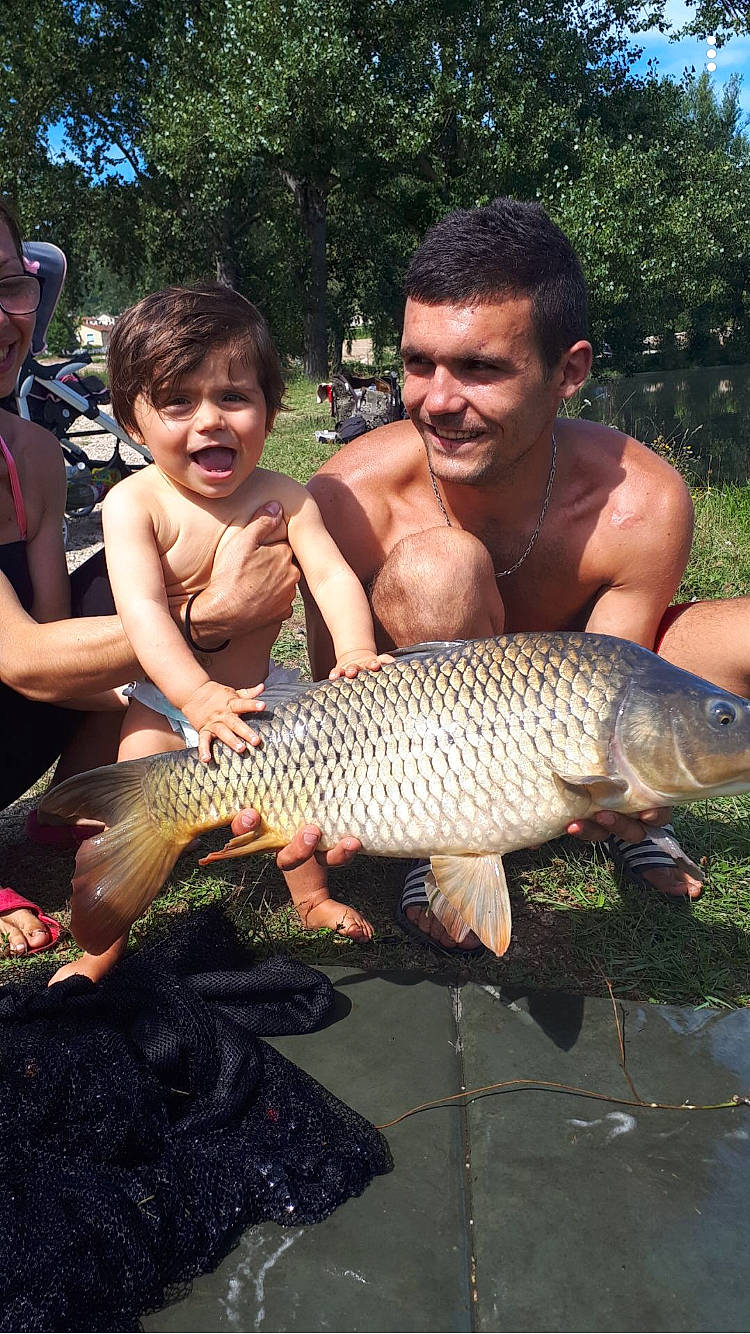 Kenza a rejoint le concours — aidez-le/la à gagner de superbes lots ! bony_fish, carp, cyprinidae, fish, fisherman, fishing, giant_carp, noodling, person, pond, ray_finned_fish, recreation, seafood, trout