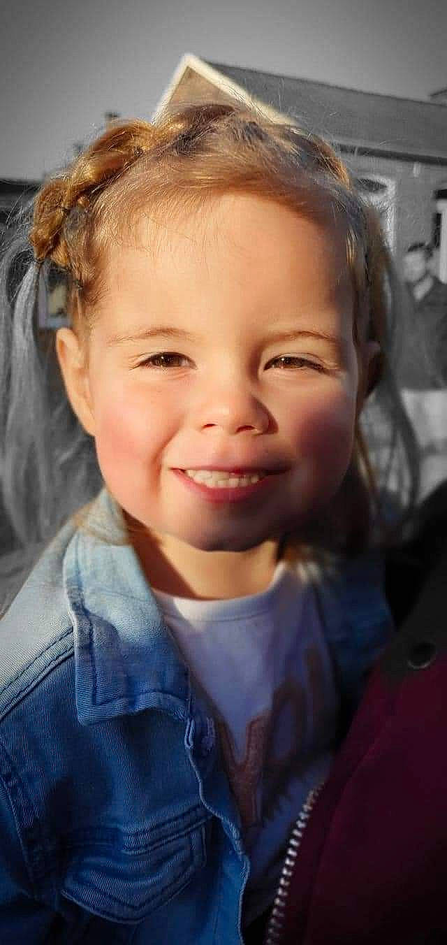 Louane participe au concours pour gagner de l'argent avec cette photo : cheek, ear, eye, eyebrow, eyelash, face, flash_photography, forehead, gesture, hairstyle, happy, iris, jaw, joy, lip, mouth, nose, person, skin, sleeve