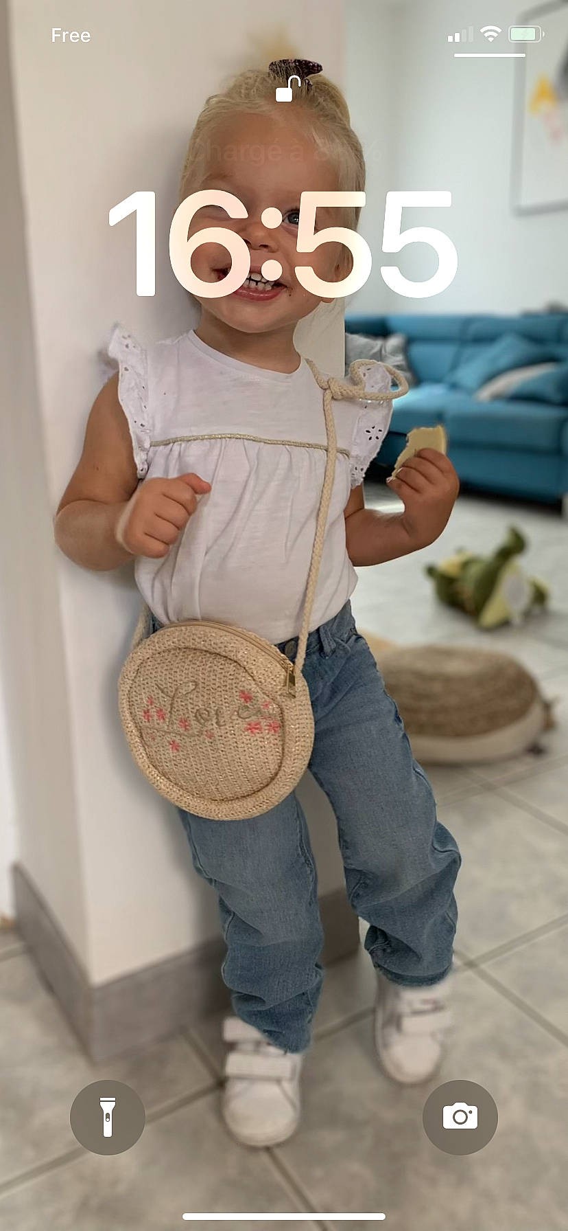 Ema a rejoint le concours — aidez-le/la à gagner de superbes lots ! circle, denim, eyewear, font, fun, hat, jeans, pattern, peach, person, personal_protective_equipment, plant, room, shoe, sleeve, sneakers, standing, t_shirt, textile, vertebrate