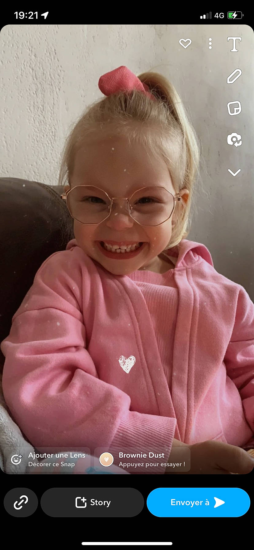 Ema a rejoint le concours — aidez-le/la à gagner de superbes lots ! child, ear, eye, eyewear, fun, gesture, glasses, hair, hairstyle, happy, joy, laugh, magenta, person, photo_caption, pink, sitting, skin, sleeve, smile