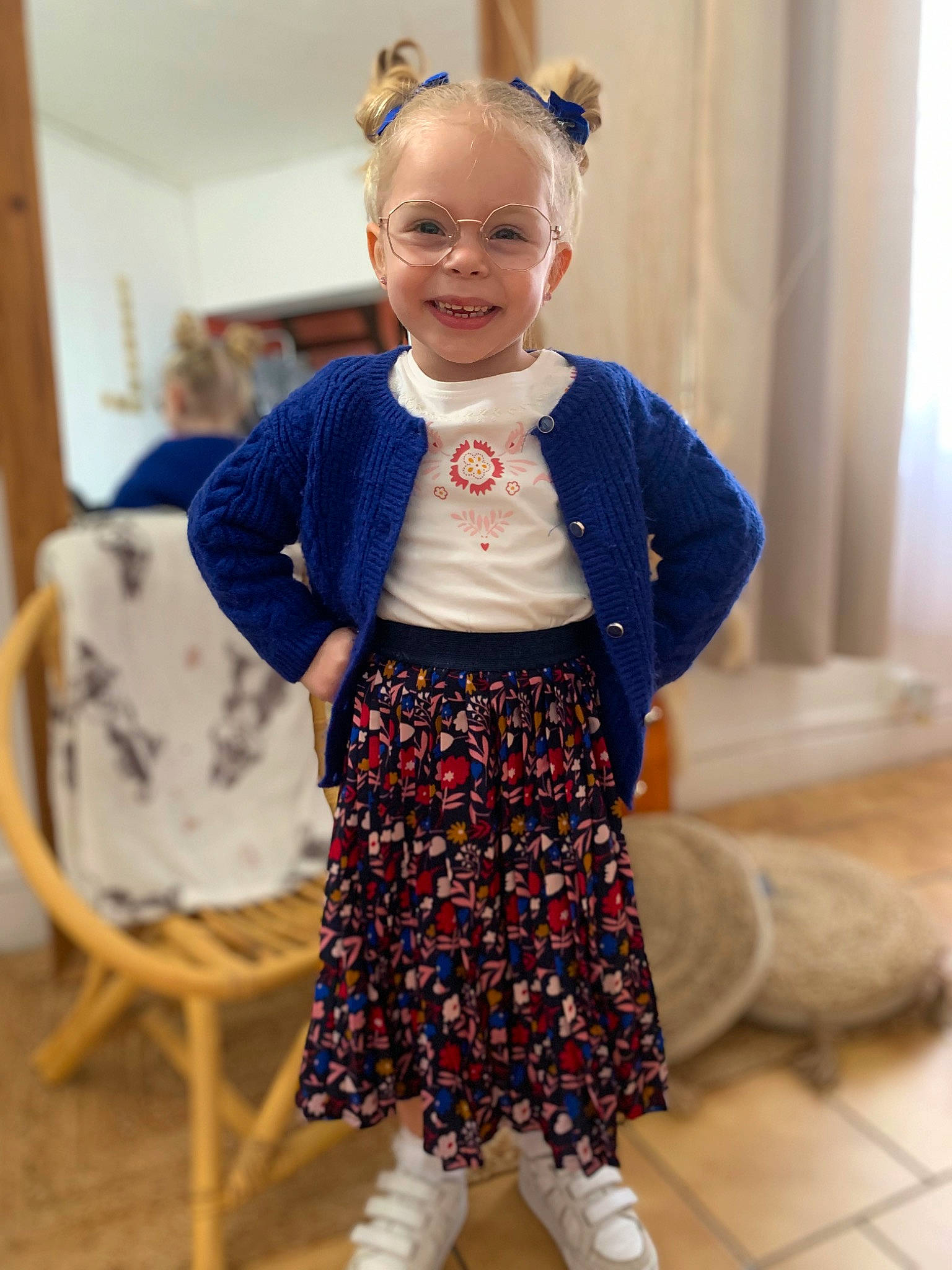 Ema participe au concours pour gagner de l'argent avec cette photo : baby_toddler_clothing, blond, chair, curtain, electric_blue, event, face, fashion_design, flooring, happy, joy, knee, neck, pattern, person, sleeve, smile, sunglasses, t_shirt, toddler