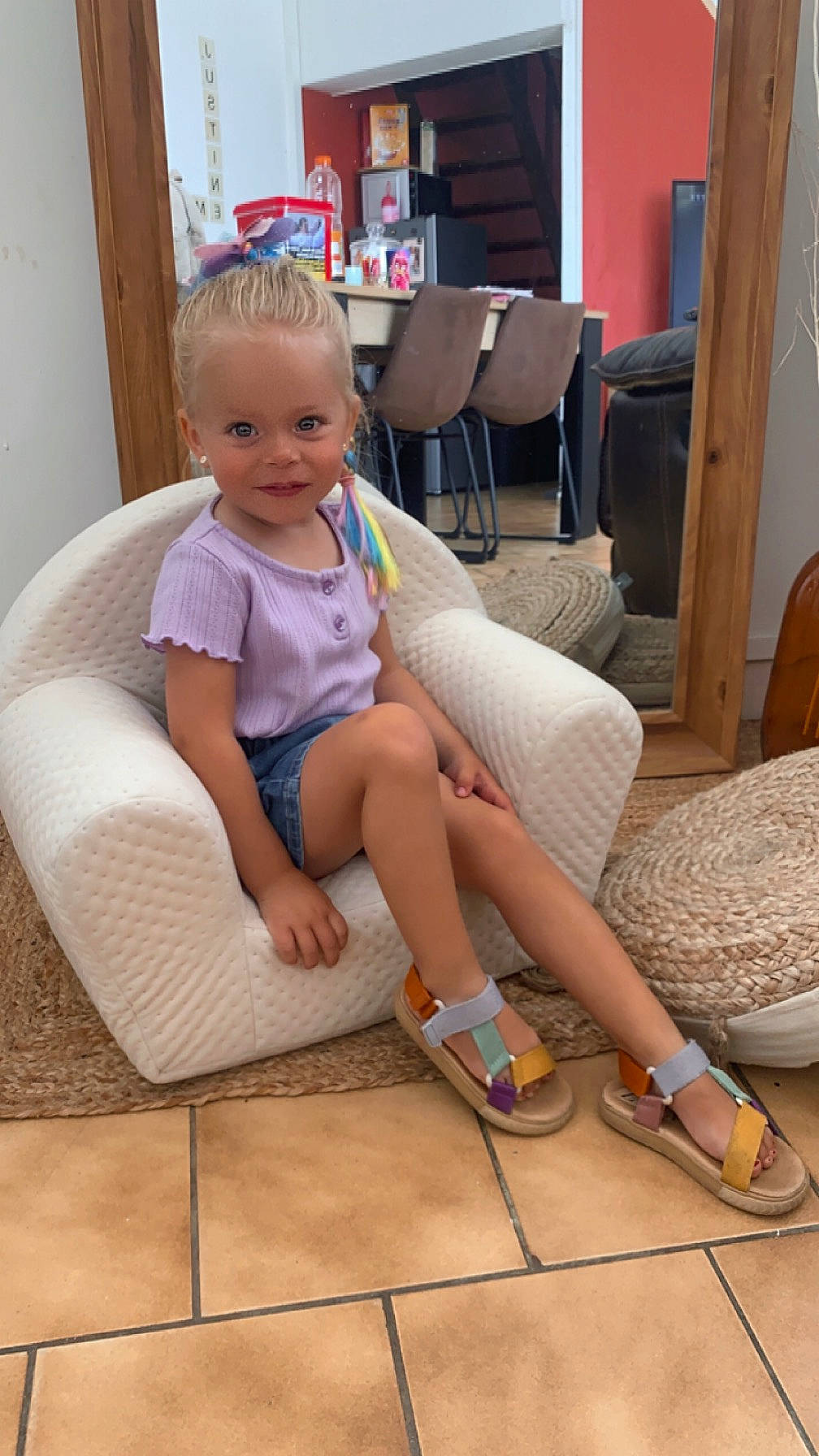 Ema a rejoint le concours — aidez-le/la à gagner de superbes lots ! baby, baby_toddler_clothing, chair, comfort, floor, flooring, foot, human_leg, joint, joy, knee, lap, leg, leisure, person, shoe, shorts, sitting, sneakers, sock