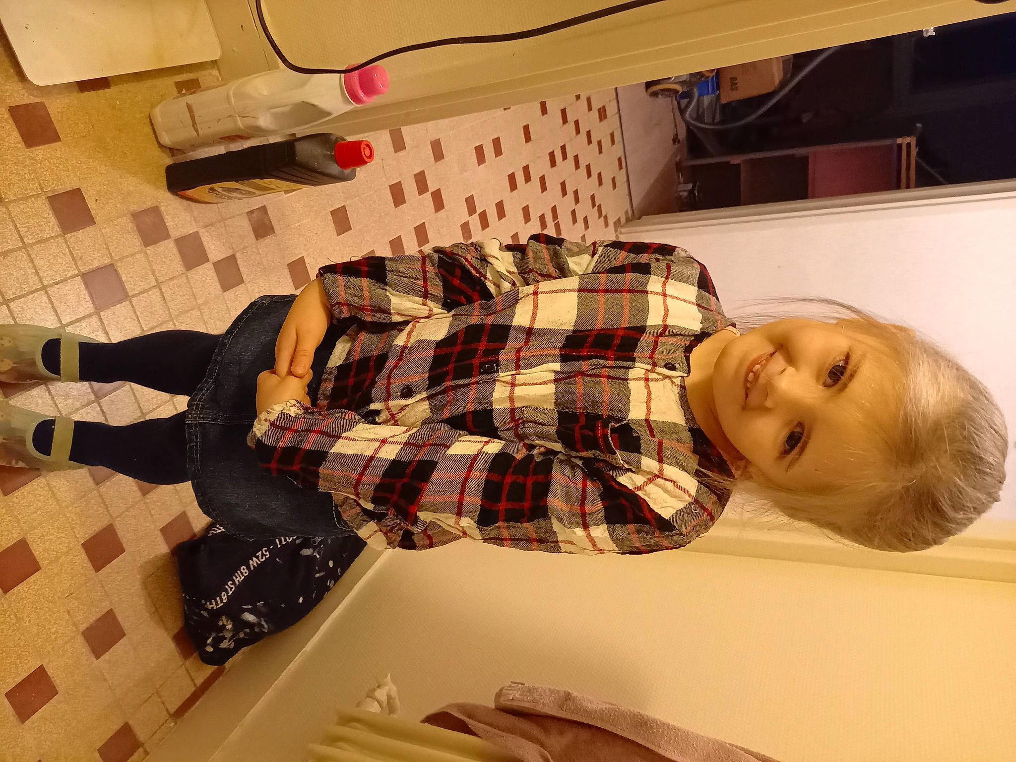 Meliha participe au concours pour gagner de l'argent avec cette photo : carmine, comfort, floor, flooring, foot, hardwood, human_leg, joy, pattern, person, plaid, room, shoe, smile, sock, tartan, thigh, toddler, wood