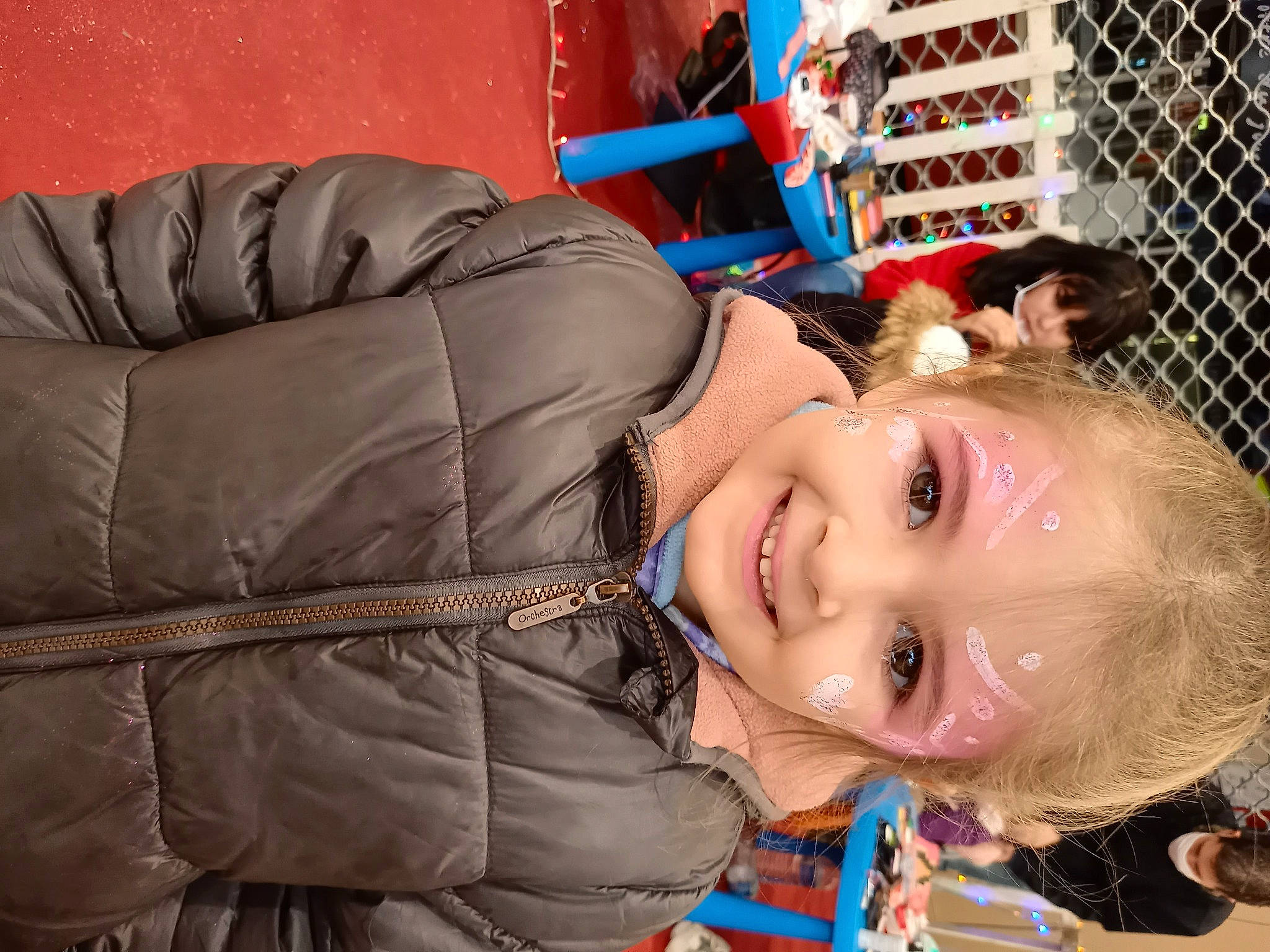 Meliha a rejoint le concours — aidez-le/la à gagner de superbes lots ! blue, child, comfort, eyelash, fun, fur, grass, happy, joy, laugh, leisure, mouth, nose, person, photograph, portrait_photography, sitting, smile, textile, toddler