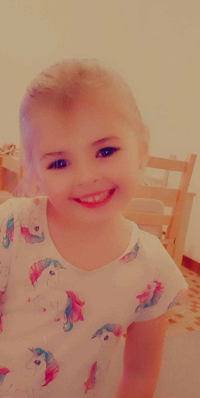 Meliha participe au concours pour gagner de l'argent avec cette photo : baby, baby_toddler_clothing, cheek, eyelash, face, finger, fun, happy, iris, joy, lip, mouth, neck, nose, person, pink, skin, sleeve, smile, t_shirt