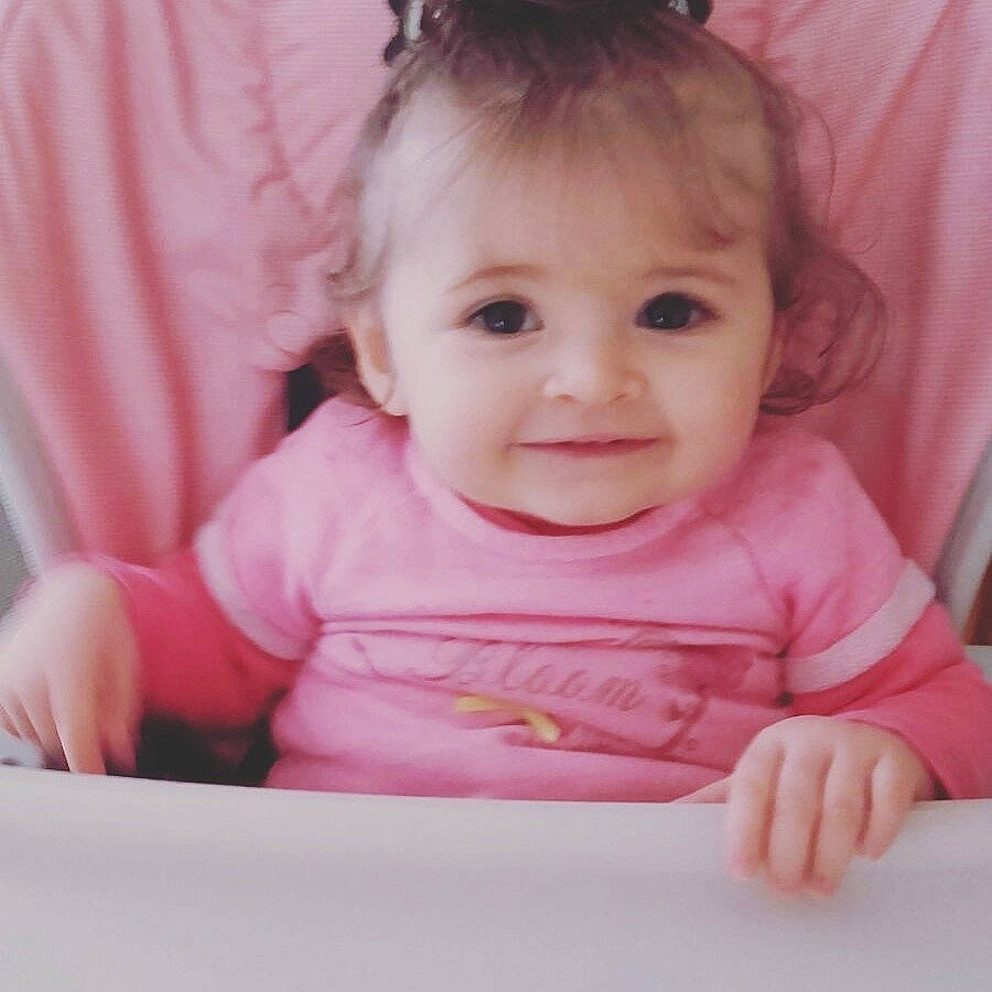 Meliha participe au concours pour gagner de l'argent avec cette photo : child, eye, facial_expression, girl, human_positions, infant, organ, person, pink, portrait, portrait_photography, skin, smile, toddler