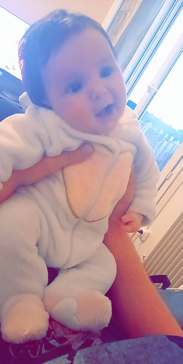 Maddy participe au concours pour gagner de l'argent avec cette photo : baby, baby_toddler_clothing, cheek, comfort, ear, finger, gesture, happy, joint, lip, mouth, muscle, nose, person, pink, skin, sleeve, smile, thumb, toddler