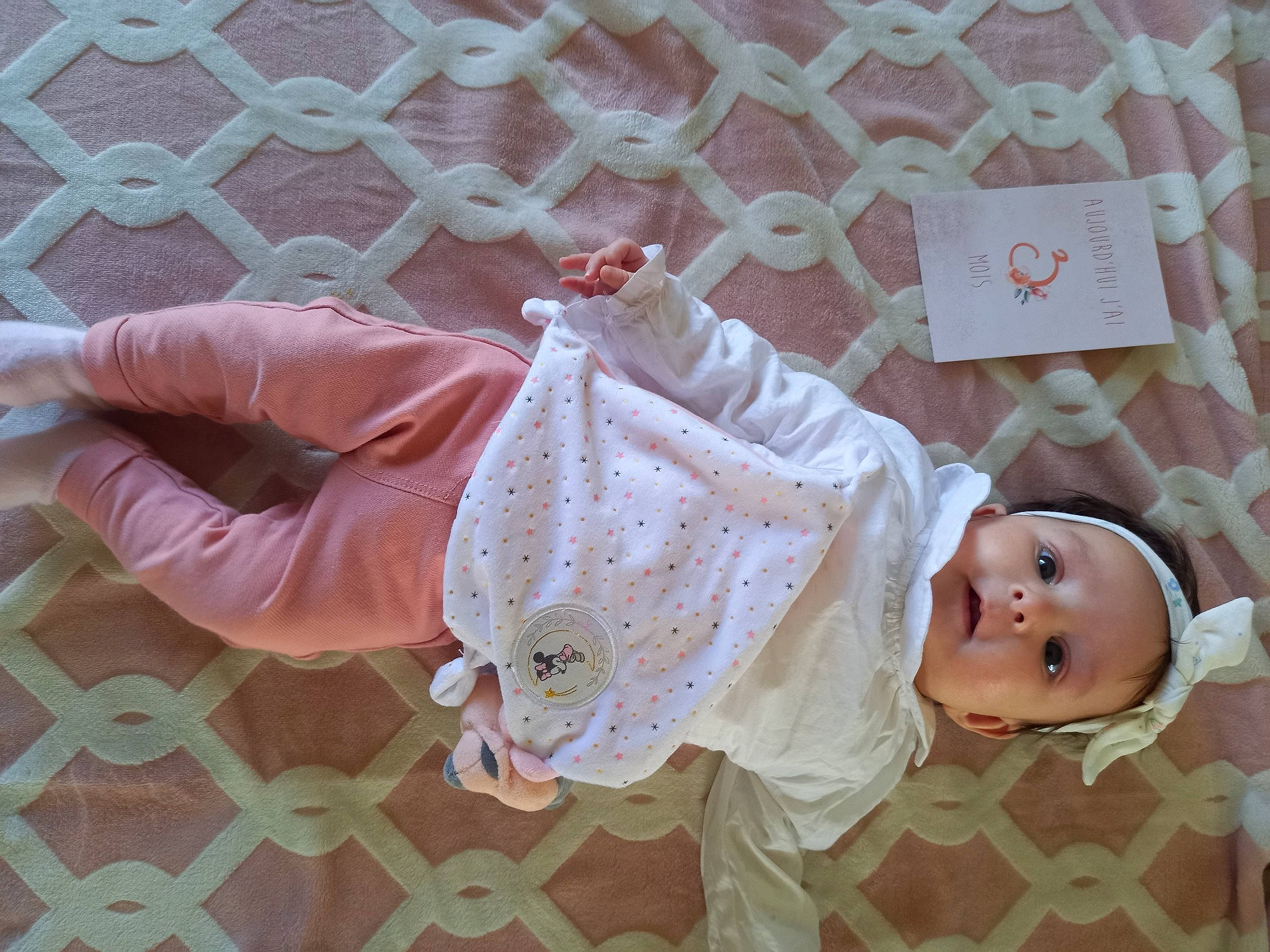 Maddy a rejoint le concours — aidez-le/la à gagner de superbes lots ! baby, baby_toddler_clothing, child, comfort, creative_arts, dress, embellishment, fashion_accessory, finger, hand, linens, pattern, person, pink, product, room, skin, sleeve, textile, toddler