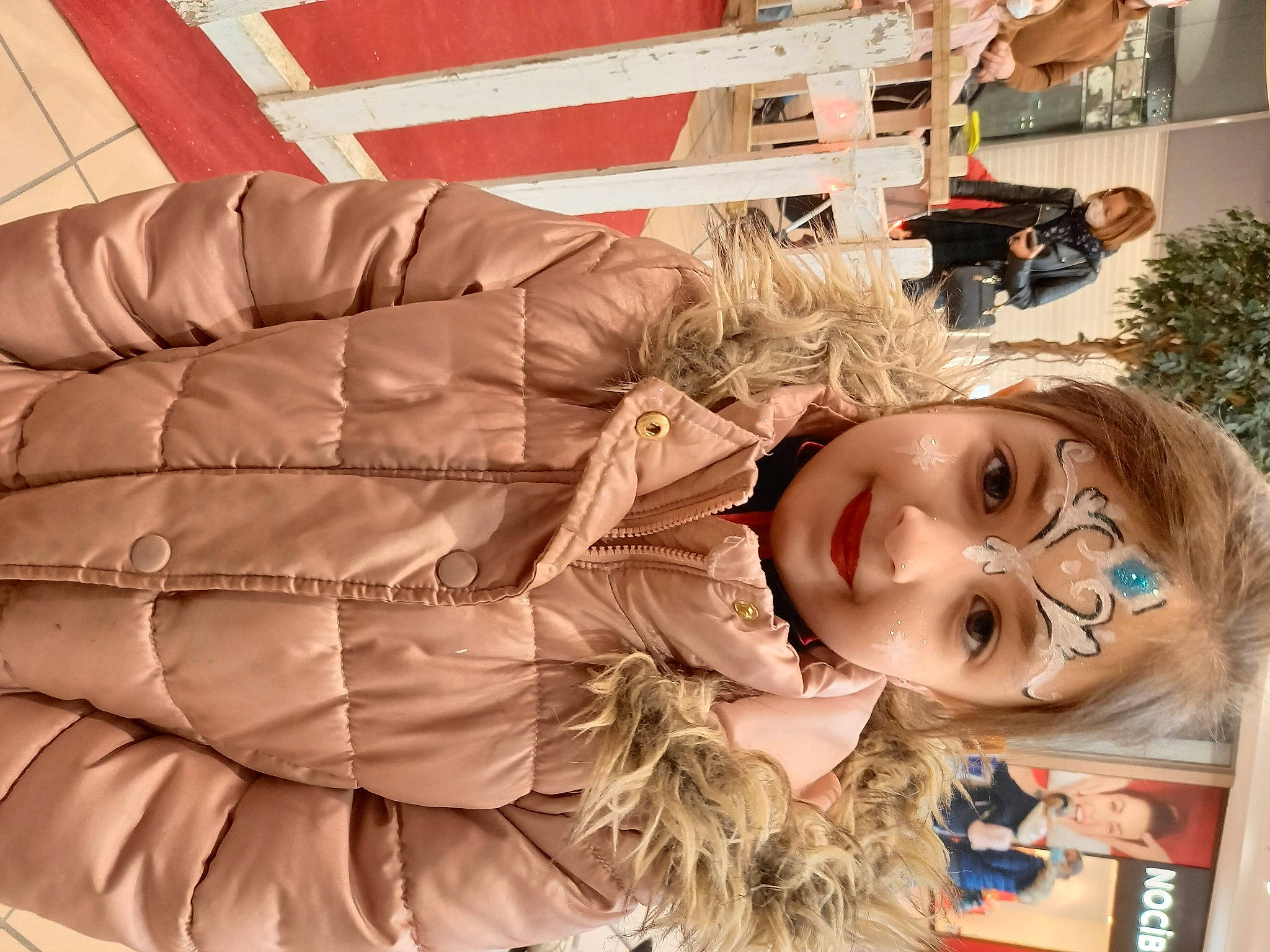 Ayla a rejoint le concours — aidez-le/la à gagner de superbes lots ! blond, child, eyelash, eyewear, facial_expression, fashion_accessory, fun, fur, hair_coloring, happy, joy, orange, people, person, selfie, smile, toddler, tree, wood
