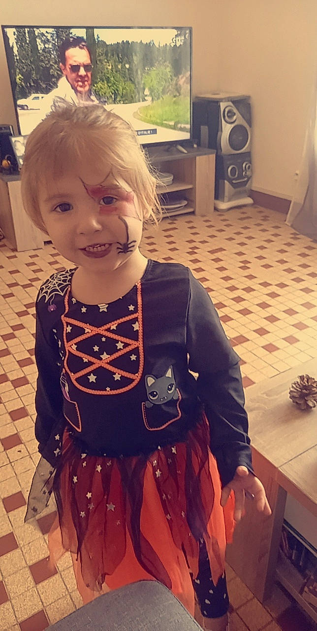 Zelya a rejoint le concours — aidez-le/la à gagner de superbes lots ! audio_equipment, baby_toddler_clothing, blond, child, clothes_dryer, cool, electronic_device, fashion_design, flooring, hairstyle, happy, head, joy, person, shoulder, sleeve, sportswear, street_fashion, subwoofer, t_shirt