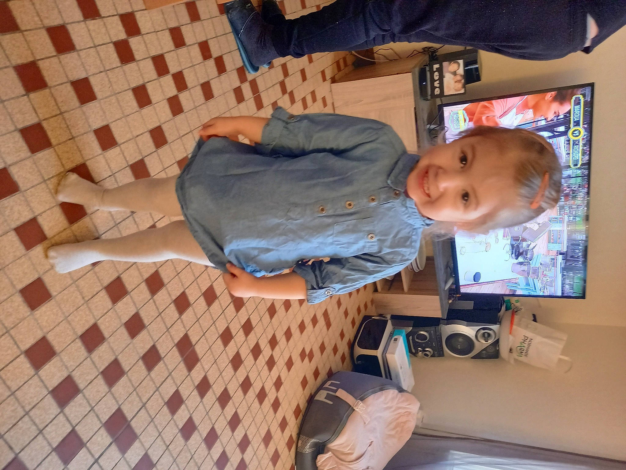 Zelya a rejoint le concours — aidez-le/la à gagner de superbes lots ! baby, baby_toddler_clothing, child, comfort, finger, flooring, foot, fun, hardwood, human_leg, joy, knee, leg, leisure, pattern, person, room, smile, t_shirt, thigh