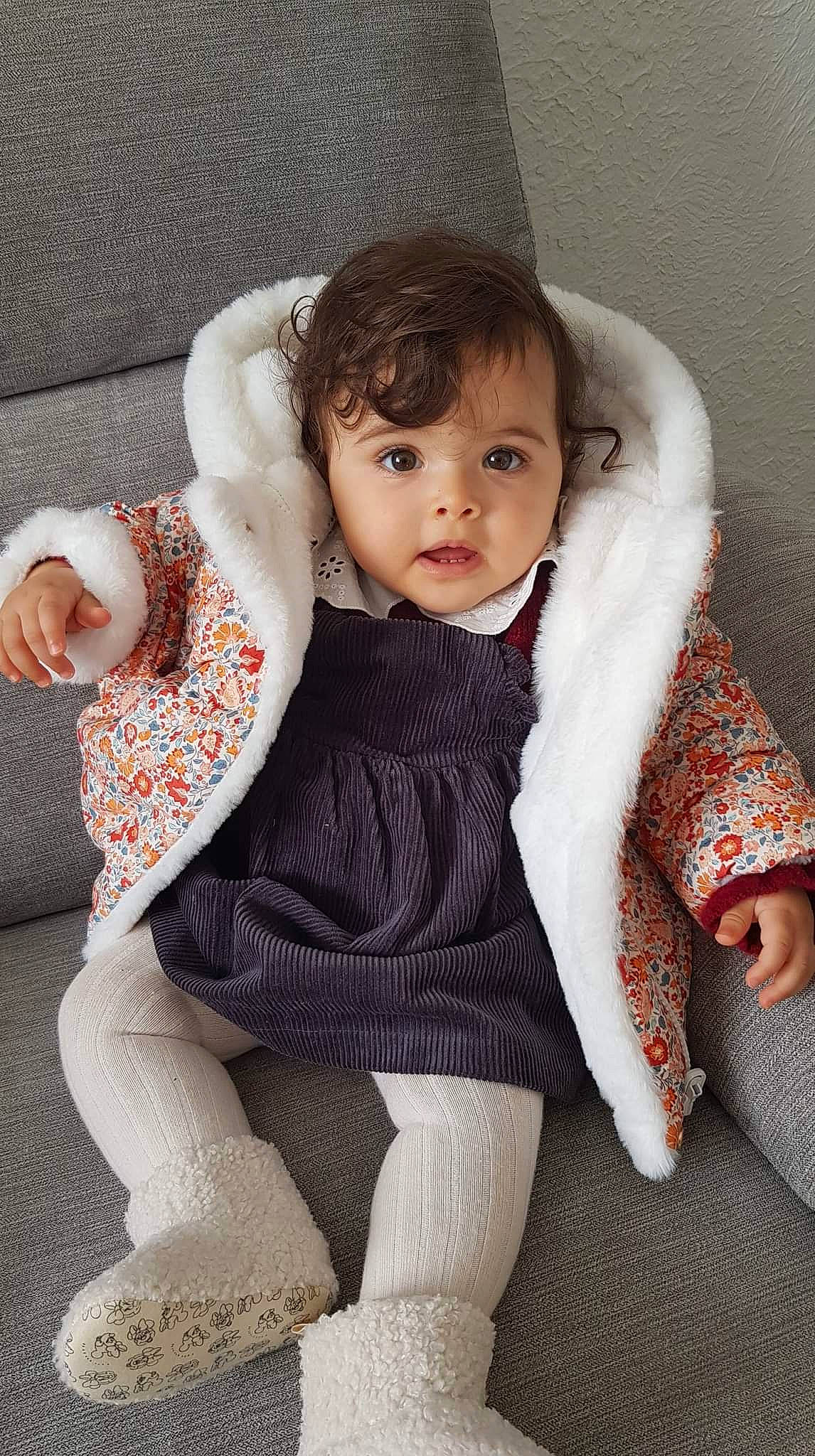 Ania a rejoint le concours — aidez-le/la à gagner de superbes lots ! baby_toddler_clothing, beauty, child, collar, comfort, eye, eyelash, face, fur, head, human_leg, lip, neck, outerwear, person, skin, sleeve, textile, thigh, toddler