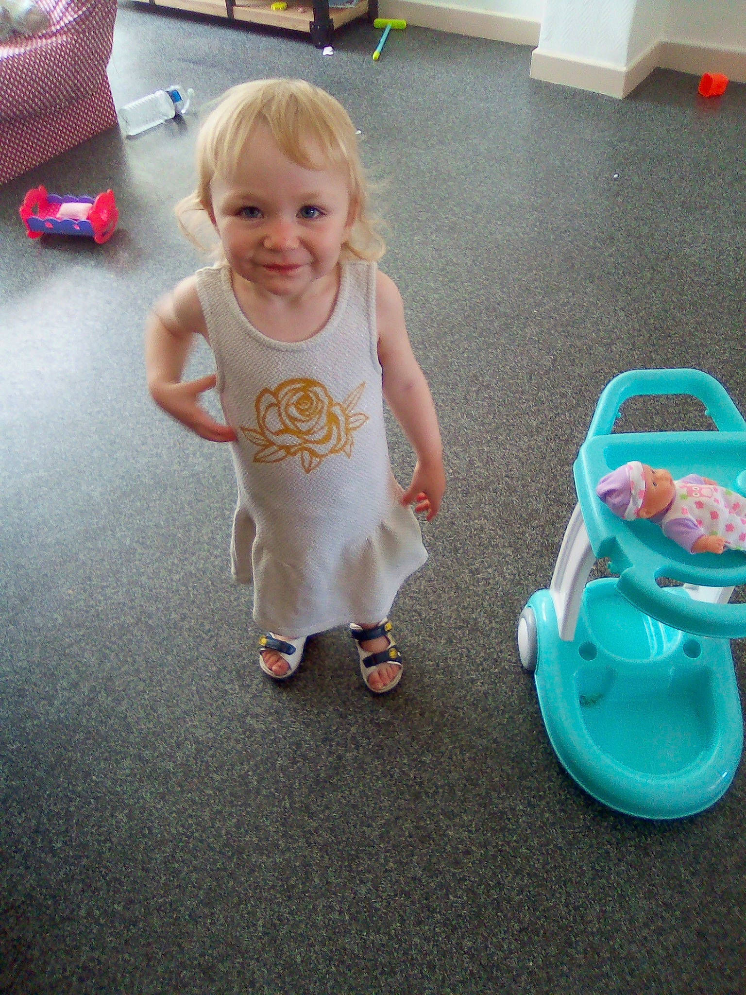 Kim a rejoint le concours — aidez-le/la à gagner de superbes lots ! baby, baby_products, child, floor, flooring, fun, joy, person, play, potty_training, product, sitting, skin, smile, standing, summer, toddler, toy, vacation