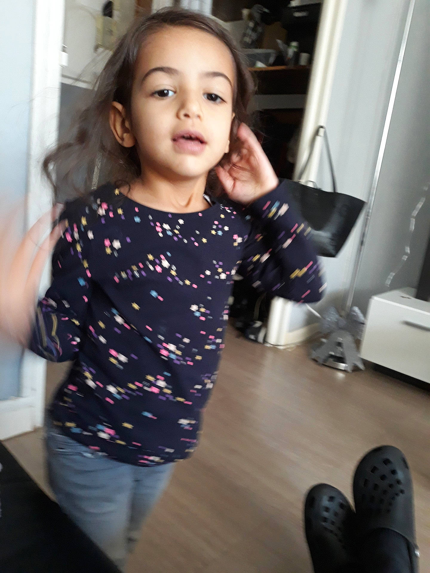 Iliana participe au concours pour gagner de l'argent avec cette photo : beauty, child, child_model, clothing, design, girl, joint, neck, outerwear, pattern, person, product, shoulder, sleeve, smile, socialite, t_shirt, textile, toddler, top