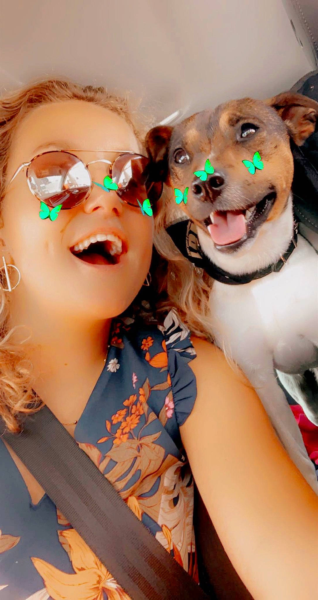 Rock participe au concours pour gagner de l'argent avec cette photo : cool, costume, earrings, event, eyelash, eyewear, fashion_accessory, fawn, friendship, fun, gesture, hairstyle, happy, human, jewellery, leisure, mouth, smile, sunglasses, vision_care