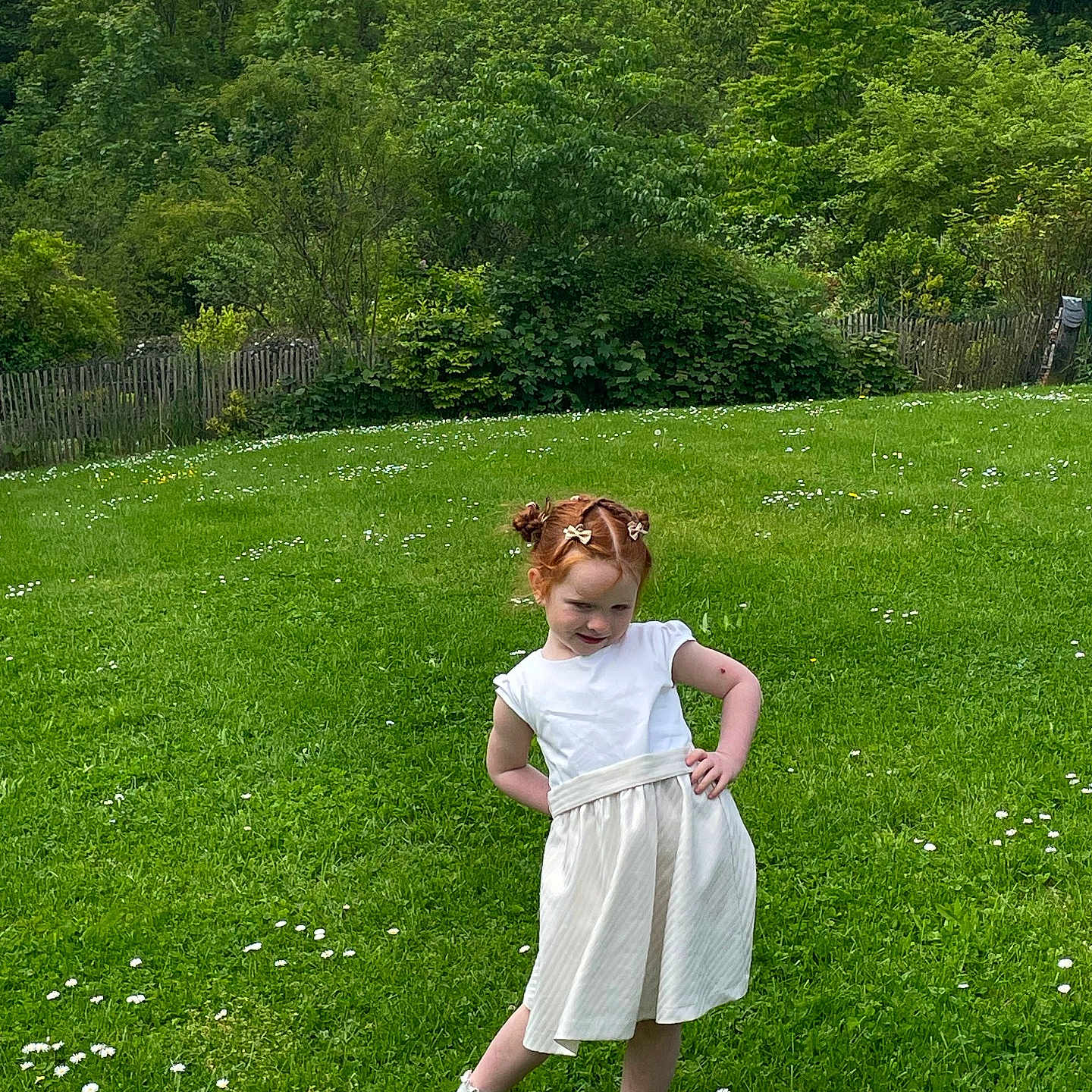 Mia a rejoint le concours — aidez-le/la à gagner de superbes lots ! backyard, child, clothing, dress, face, female, field, grass, grassland, head, lawn, nature, outdoors, park, person, photography, plant, portrait, skirt, yard