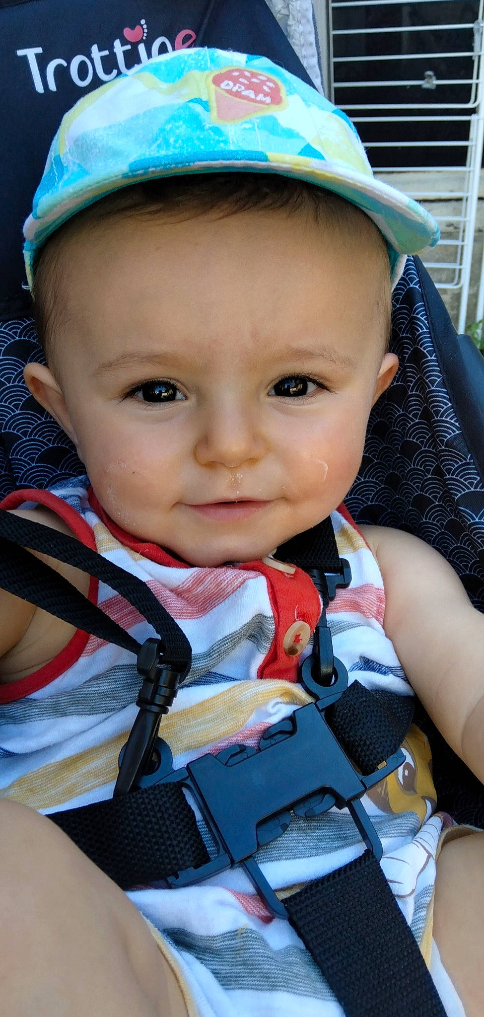 Zakaria a rejoint le concours — aidez-le/la à gagner de superbes lots ! baby, baby_carriage, baby_toddler_clothing, beauty, blue, cap, child, cool, electric_blue, facial_expression, fun, grass, hat, organ, person, photograph, product, skin, snapshot, toddler