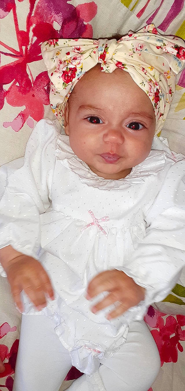 Shelby a rejoint le concours — aidez-le/la à gagner de superbes lots ! baby, baby_toddler_clothing, cheek, child, dress, eye, eyebrow, face, happy, headband, headgear, headpiece, headwear, iris, lip, person, petal, pink, skin, sleeve