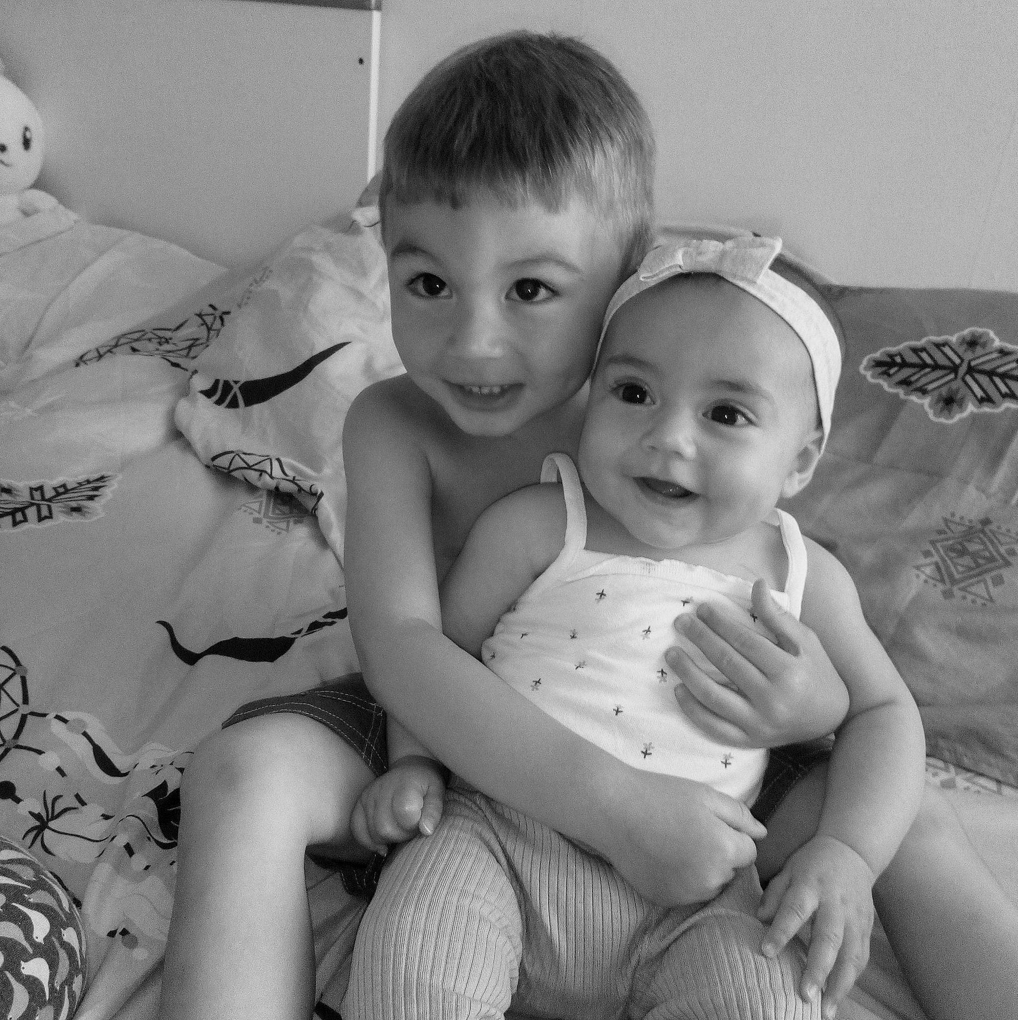 Shelby a rejoint le concours — aidez-le/la à gagner de superbes lots ! arm, black, black_and_white, cheek, eye, facial_expression, hair, hairstyle, happy, head, human, iris, joy, leg, mammal, muscle, person, photograph, skin, smile