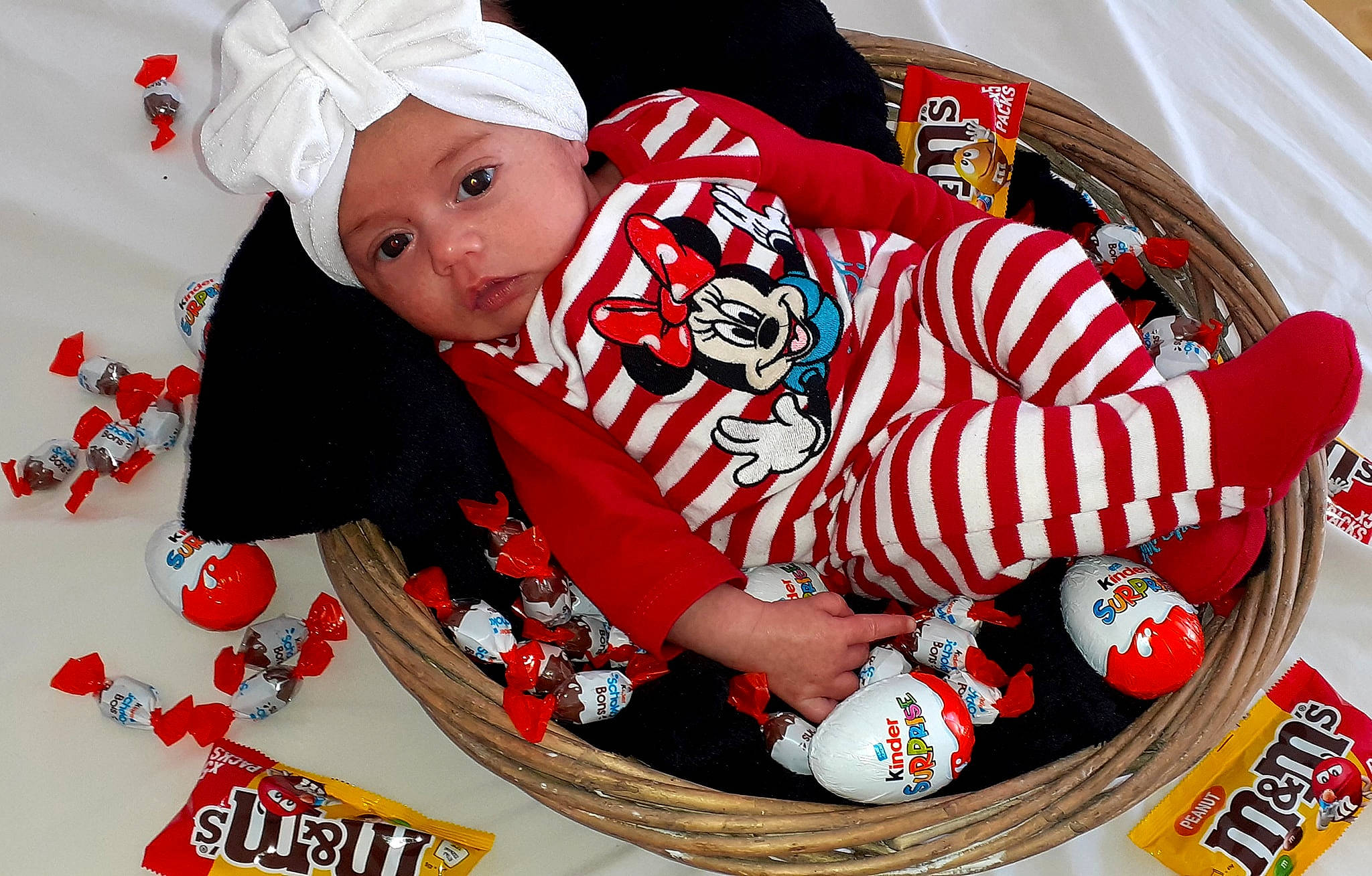 Shelby a rejoint le concours — aidez-le/la à gagner de superbes lots ! baby, baby_products, baby_toddler_clothing, cap, carmine, child, costume_hat, event, fictional_character, happy, hat, headgear, headwear, holiday, linens, pattern, person, red, sleeve, t_shirt