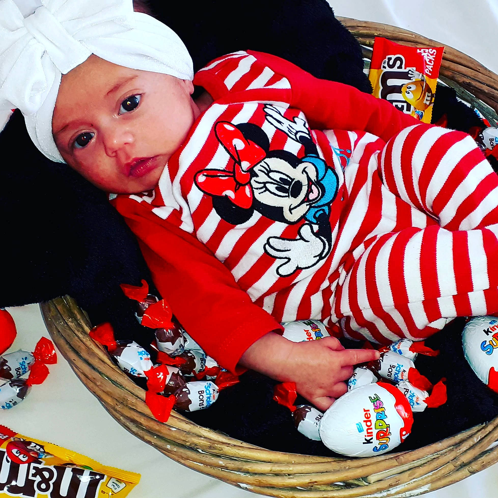 Shelby a rejoint le concours — aidez-le/la à gagner de superbes lots ! baby_products, baby_toddler_clothing, cap, carmine, child, comfort, costume_hat, event, fictional_character, happy, hat, headgear, headwear, holiday, lap, pattern, person, red, sleeve, t_shirt
