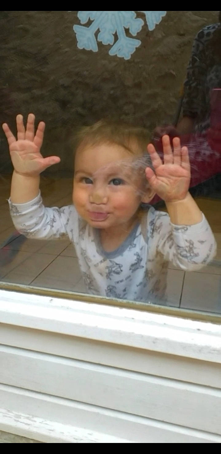 Keyven a rejoint le concours — aidez-le/la à gagner de superbes lots ! baby, child, finger, gesture, hand, person, thumb, toddler