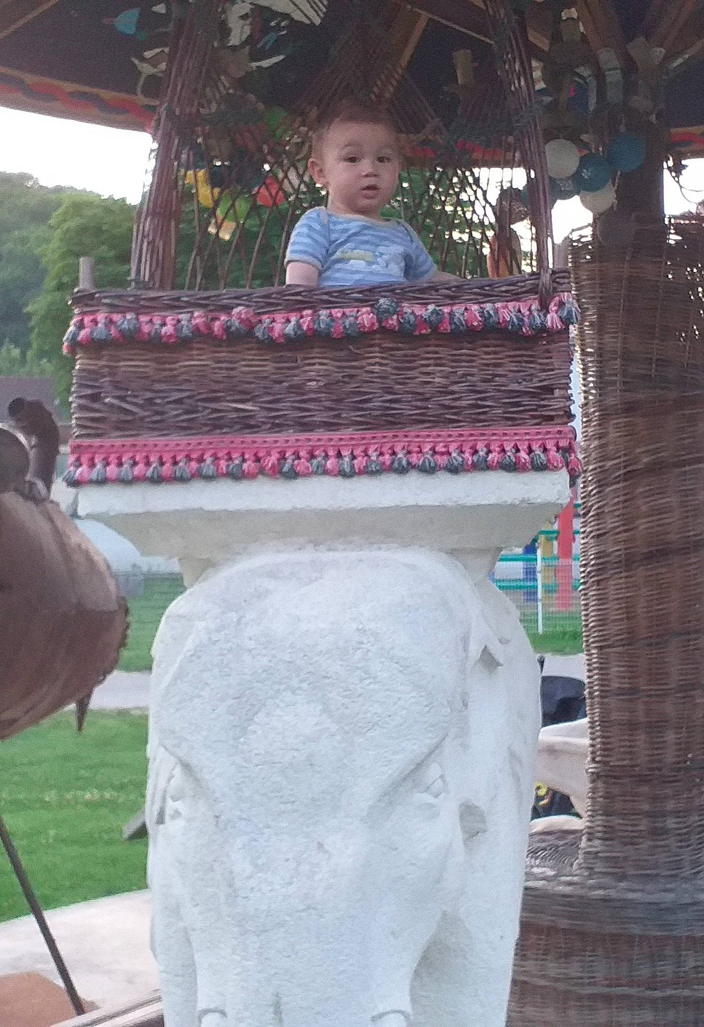 Keyven a rejoint le concours — aidez-le/la à gagner de superbes lots ! elephant, leisure, person, stone_carving, temple, tourism, vacation