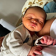 Lior a rejoint le concours — aidez-le/la à gagner de superbes lots ! baby, newborn, sleeping, infant, person, hand, arm, clothing, blanket, soft, cute, peaceful, indoors, closeup, face, skin, cozy, rest, toddler, warm
