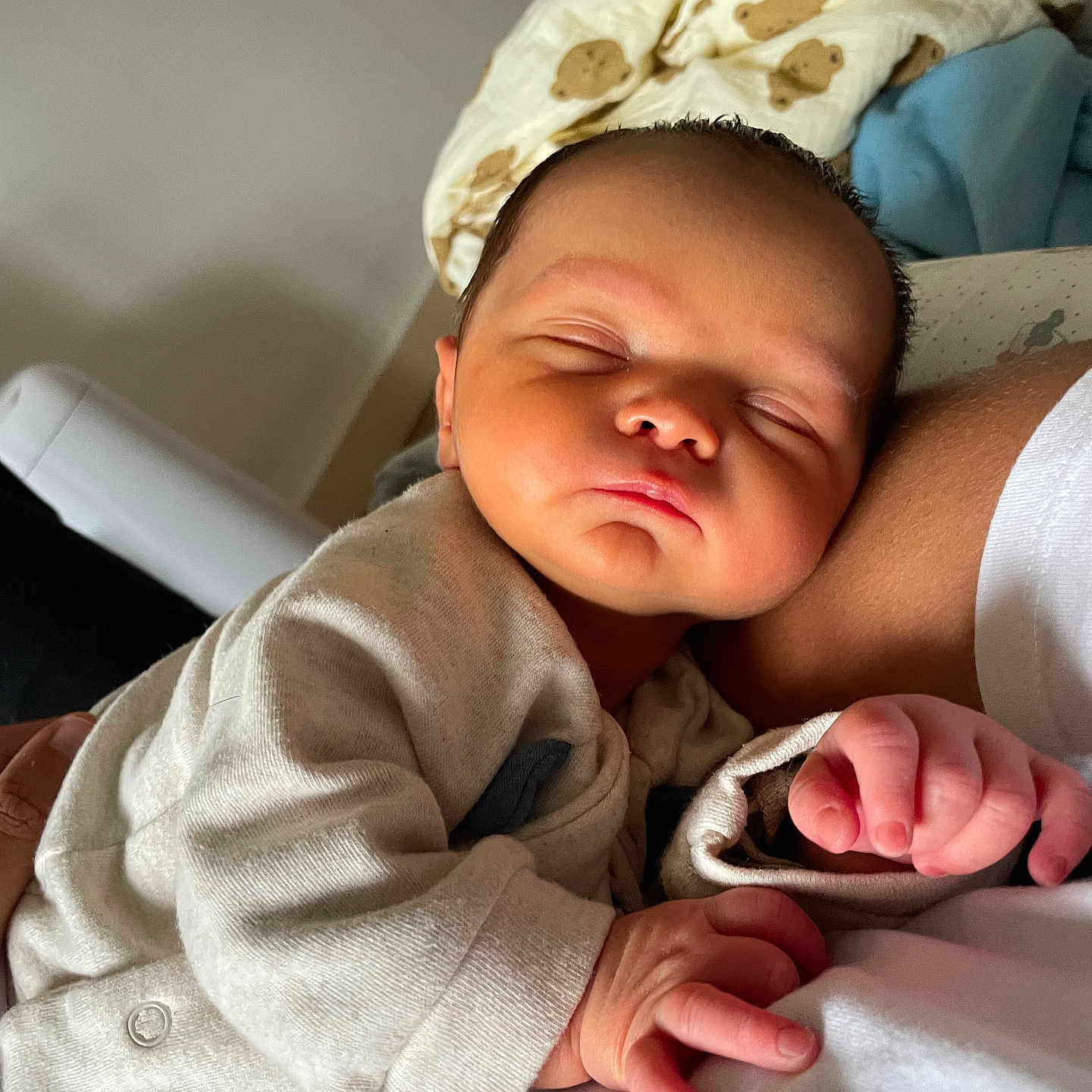 Lior a rejoint le concours — aidez-le/la à gagner de superbes lots ! arm, baby, blanket, closeup, clothing, cozy, cute, face, hand, indoors, infant, newborn, peaceful, person, rest, skin, sleeping, soft, toddler, warm