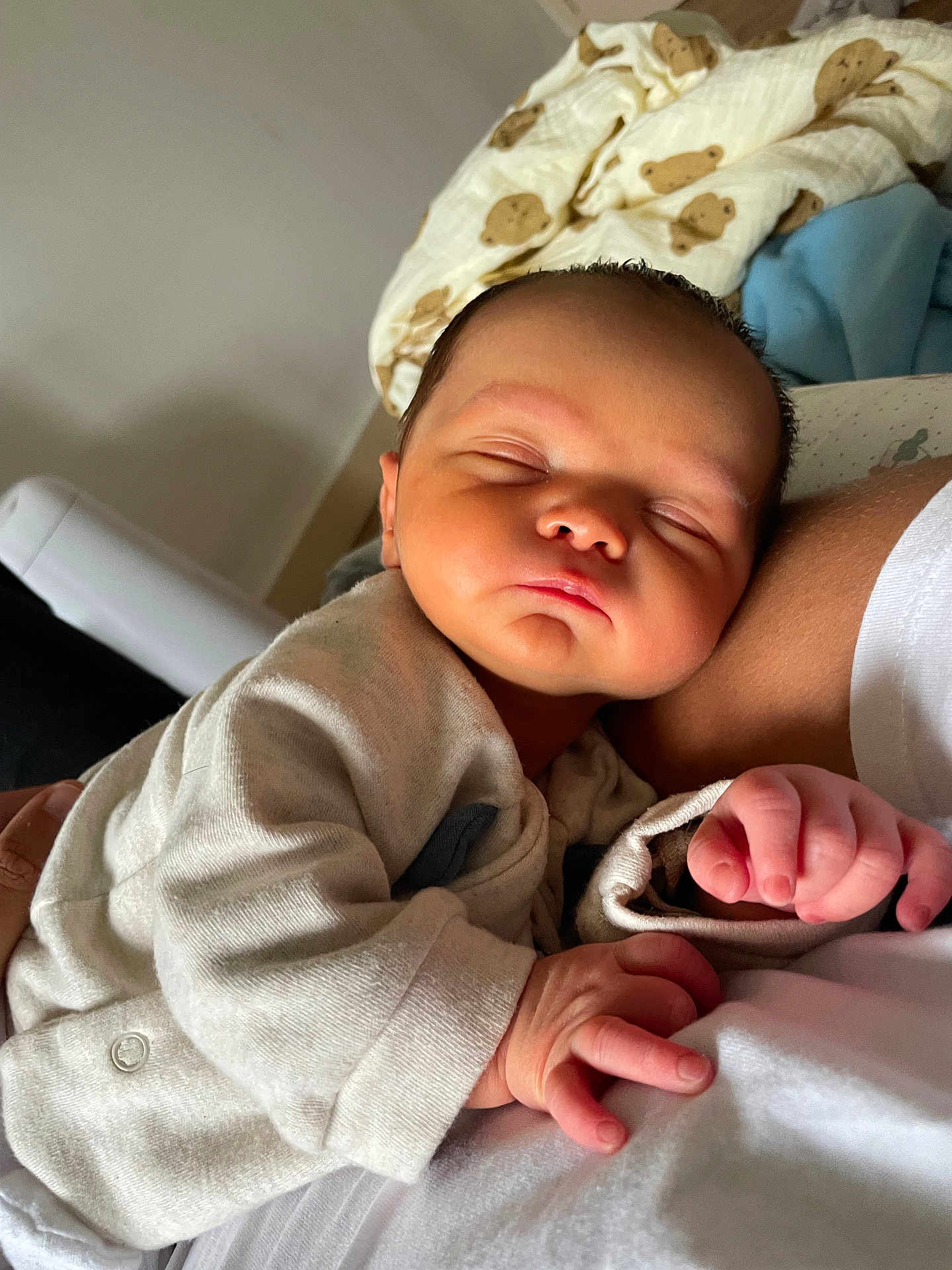 Lior a rejoint le concours — aidez-le/la à gagner de superbes lots ! baby, newborn, sleeping, infant, person, hand, arm, clothing, blanket, soft, cute, peaceful, indoors, closeup, face, skin, cozy, rest, toddler, warm