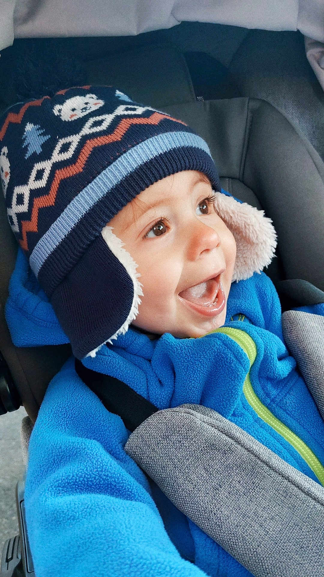 Maël a rejoint le concours — aidez-le/la à gagner de superbes lots ! toddler, child, blue_jacket, winter_hat, car_seat, happy, smiling, face, baby, clothing, warm, cozy, seatbelt, transportation, indoors, cute, headwear, expression, joyful, person