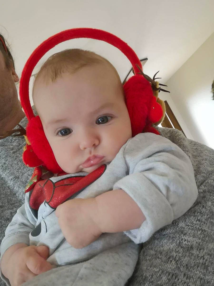 Naya a rejoint le concours — aidez-le/la à gagner de superbes lots ! baby, baby_toddler_clothing, cap, carmine, cheek, child, comfort, costume_hat, eye, face, fashion_accessory, happy, head, headgear, lip, person, plant, sitting, skin, sleeve