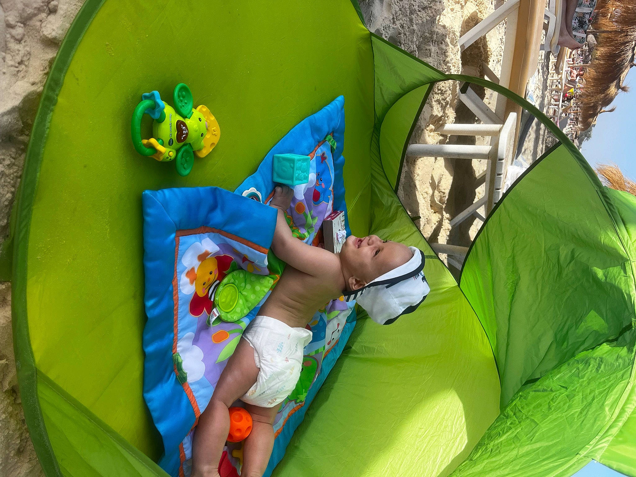 Gianni participe au concours pour gagner de l'argent avec cette photo : aqua, azure, child, comfort, fun, grass, green, inflatable, leaf, leisure, outdoor_play_equipment, people_in_nature, person, photograph, product, public_space, recreation, shade, summer, tints_and_shades