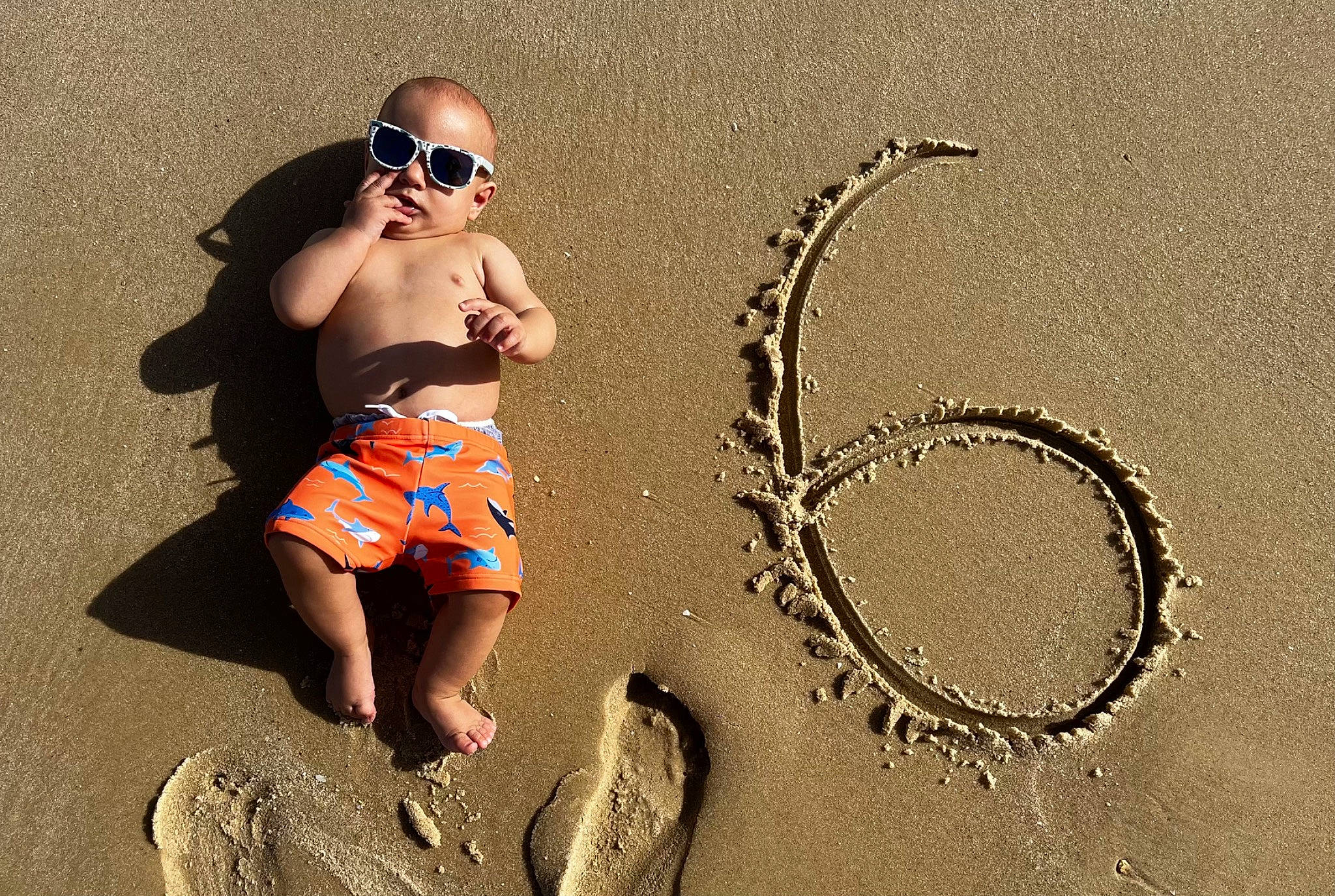 Gianni a rejoint le concours — aidez-le/la à gagner de superbes lots ! barechested, barefoot, beach, chest, eyewear, fashion_accessory, foot, fun, goggles, happy, human_leg, landscape, people_in_nature, people_on_beach, person, recreation, sand, shadow, sunglasses, toddler